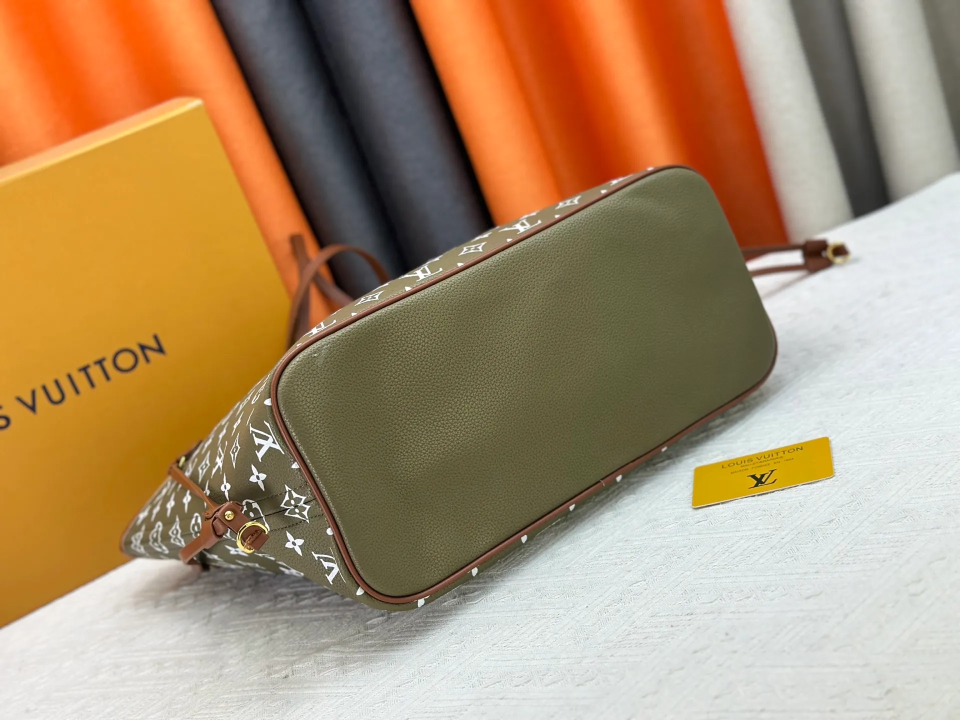 P280 Upgraded Original M45685 M40995 Neverfull handbags always meet your various handbag needs. It has a large capacity but is not bulky. It is stiff and soft to the touch, making it suitable for home and travel. Tighten the side ties and it instantly transforms into a stylish urban handbag. Loosen the straps and it transforms into a chic and practical handbag. The slender leather handle can be carried over the shoulder or between the arms. The model shown here is made of Damier Ebène canvas. Dimensions: 31.0 x 28.0 x 14.0 cm