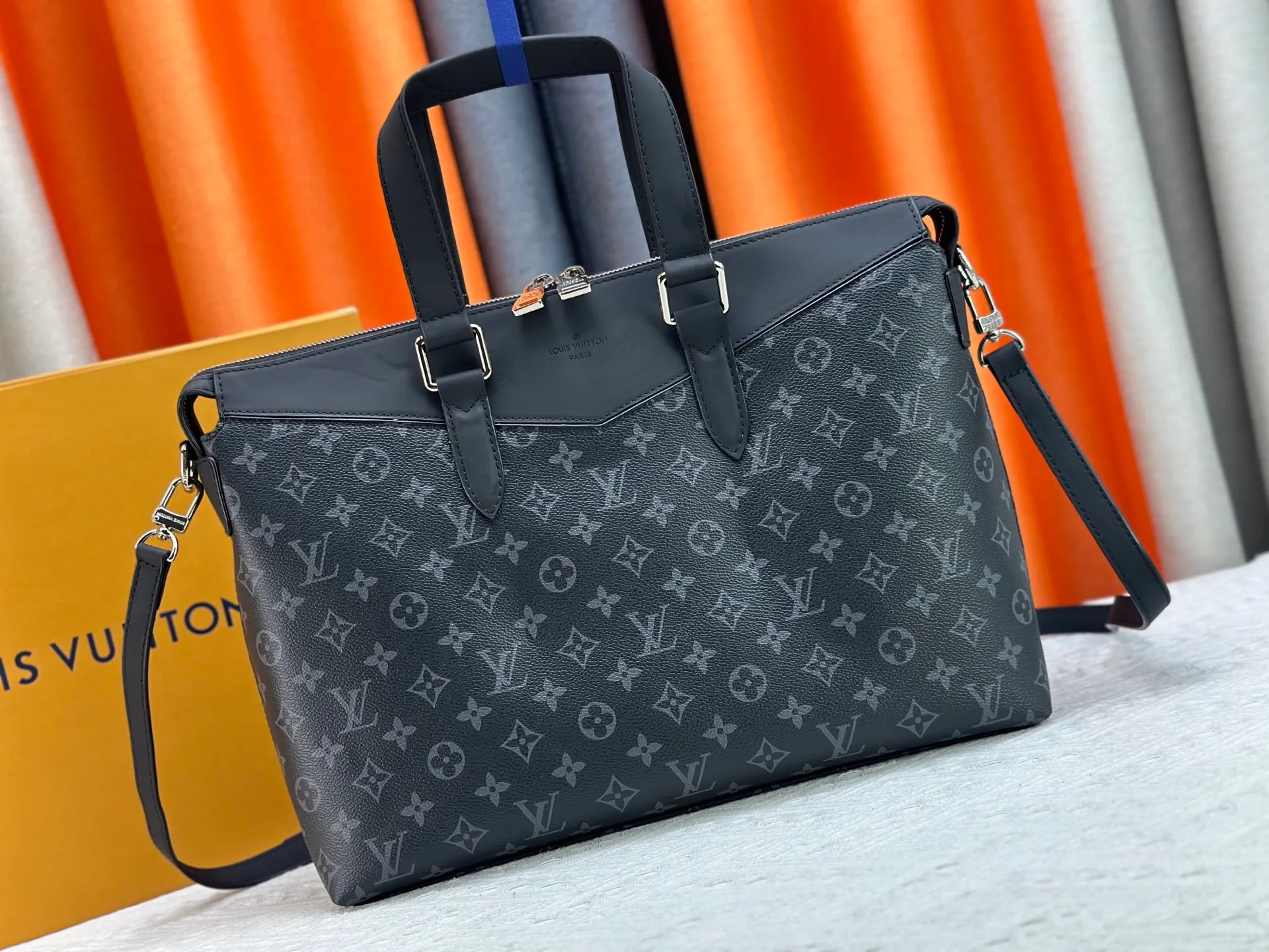 P300 Original 🔥N40566 Fujiwara Hiroshi Lightning⚡️⚡️ Series Men's Official Document This series is based on Louis Vuitton's most classic Monogram leather series. The colors are dark blue and black. Louis Vuitton's most famous classic bag. The highlight of the collaboration is the silver Fragment Design lightning logo in the details. "LV and Lightning" There is nothing more exciting than putting these two logos together. Spacious inner bag compartment, Eclipse Monogram canvas fabric lining, Epi leather and fabric accessories, silver metal accessories, adjustable and removable leather shoulder strap, top leather handle