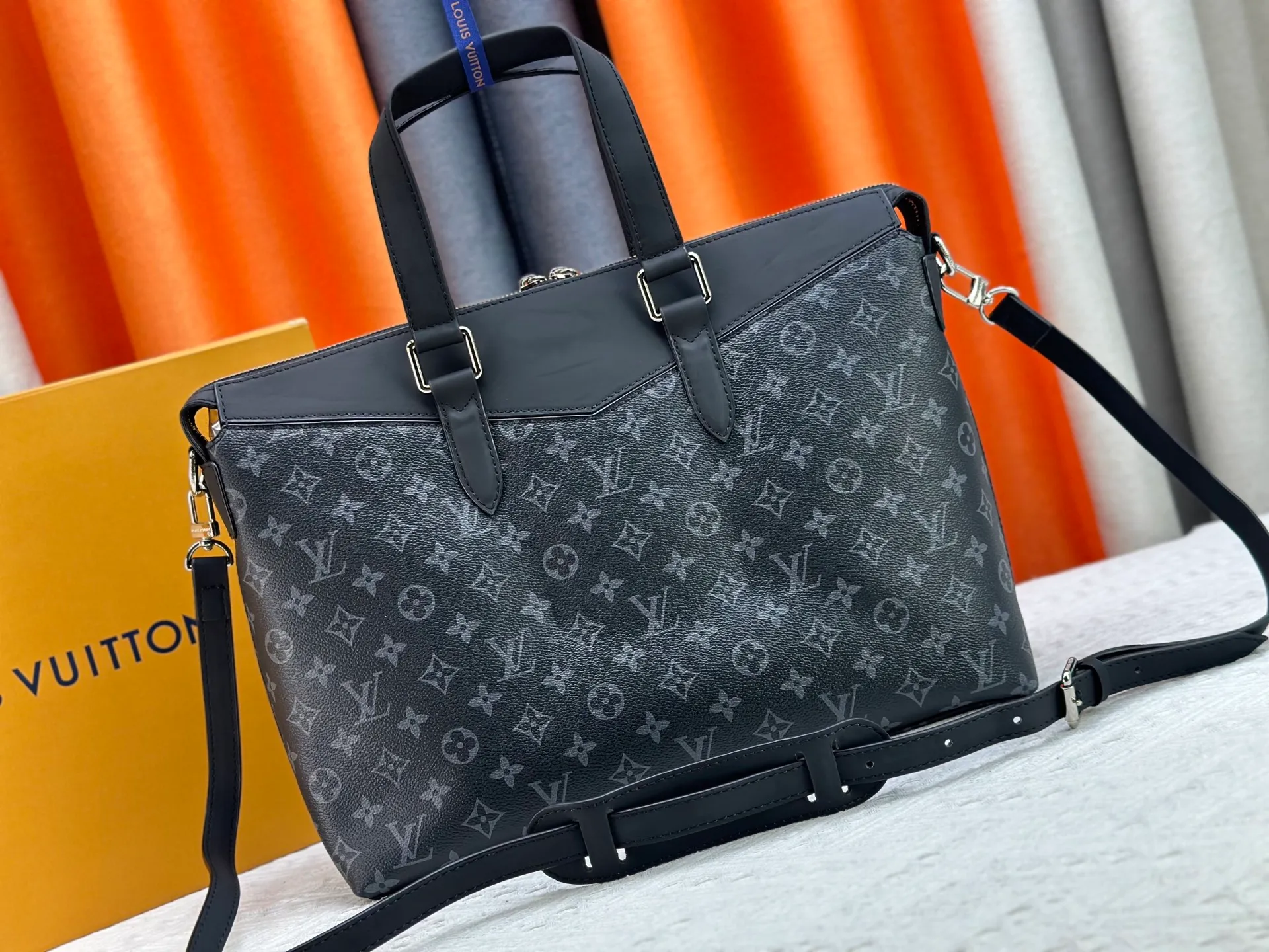 P300 Original 🔥N40566 Fujiwara Hiroshi Lightning⚡️⚡️ Series Men's Official Document This series is based on Louis Vuitton's most classic Monogram leather series. The colors are dark blue and black. Louis Vuitton's most famous classic bag. The highlight of the collaboration is the silver Fragment Design lightning logo in the details. "LV and Lightning" There is nothing more exciting than putting these two logos together. Spacious inner bag compartment, Eclipse Monogram canvas fabric lining, Epi leather and fabric accessories, silver metal accessories, adjustable and removable leather shoulder strap, top leather handle