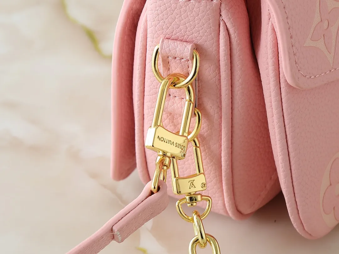 💰240💰Upgraded from the original M47045 M23940 M46595 M22942 M23081 M46596 M46279 This Pochette Métis East West handbag is made of Monogram Empreinte embossed leather, showing the fusion of brand style and modern elements. The traditional S-lock clasp and detachable short chain have a metallic sheen, and the sophisticated construction includes a neat interior and adjustable shoulder straps for easy urban mobility. Dimensions: 21.5 x 13.5 x 6.0 cm (length x height x width)