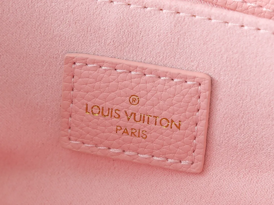 💰240💰Upgraded from the original M47045 M23940 M46595 M22942 M23081 M46596 M46279 This Pochette Métis East West handbag is made of Monogram Empreinte embossed leather, showing the fusion of brand style and modern elements. The traditional S-lock clasp and detachable short chain have a metallic sheen, and the sophisticated construction includes a neat interior and adjustable shoulder straps for easy urban mobility. Dimensions: 21.5 x 13.5 x 6.0 cm (length x height x width)