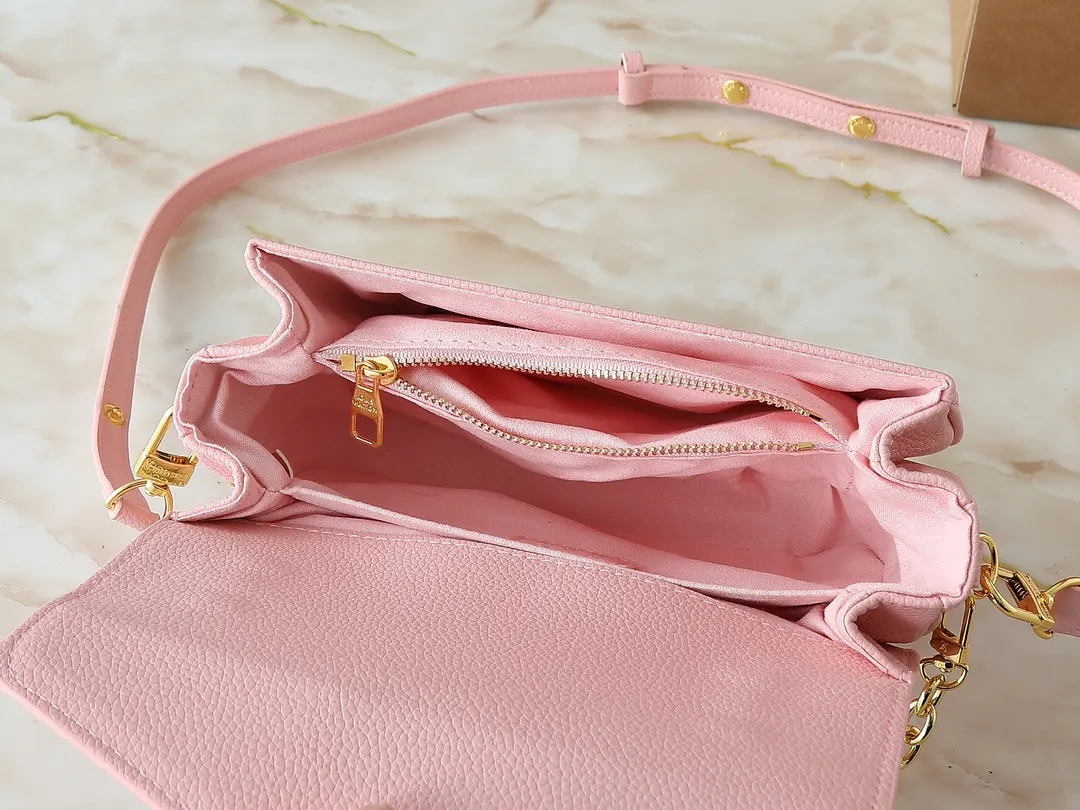💰240💰Upgraded from the original M47045 M23940 M46595 M22942 M23081 M46596 M46279 This Pochette Métis East West handbag is made of Monogram Empreinte embossed leather, showing the fusion of brand style and modern elements. The traditional S-lock clasp and detachable short chain have a metallic sheen, and the sophisticated construction includes a neat interior and adjustable shoulder straps for easy urban mobility. Dimensions: 21.5 x 13.5 x 6.0 cm (length x height x width)