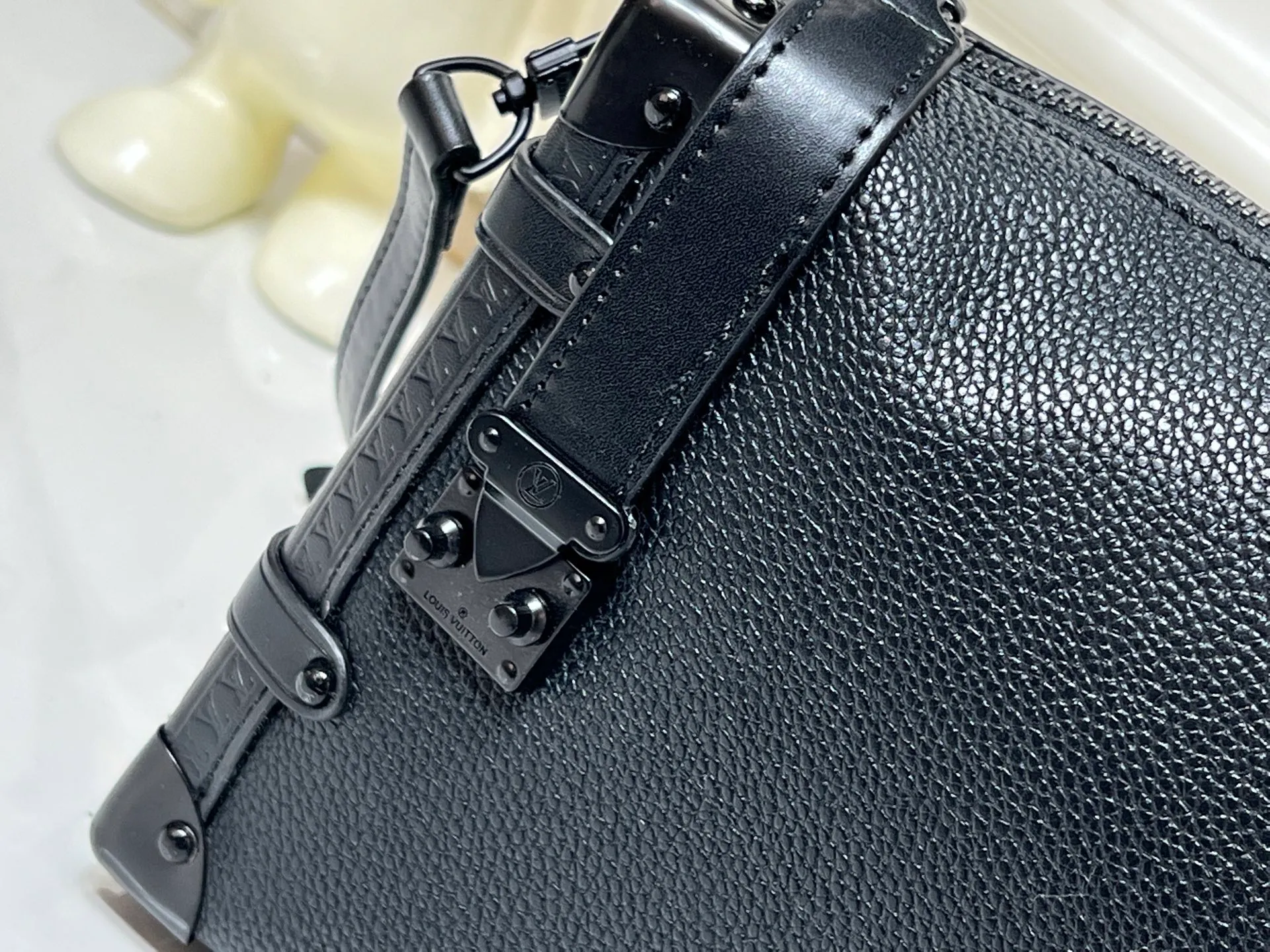 Batch 300💰M26304 M46358 continues to interpret Louis Vuitton’s box-making tradition in the 2025 autumn and winter series. The medium Sidle Trunk bag is crafted in signature Monogram Saga leather, with a vintage texture inspired by the classic trench coat worn by supermodel Freja Beha Erichsen in her debut show for Nicolas Ghesquiere. The design with multiple carrying methods makes it easy to switch between day and night situations, and it has both practical function and elegant temperament. Dimensions: 23.5x16x8.5cm