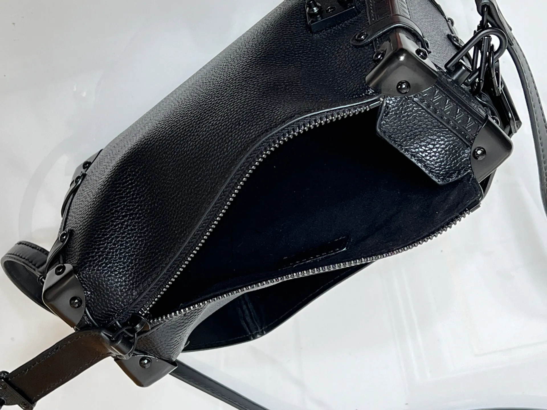 Batch 300💰M26304 M46358 continues to interpret Louis Vuitton’s box-making tradition in the 2025 autumn and winter series. The medium Sidle Trunk bag is crafted in signature Monogram Saga leather, with a vintage texture inspired by the classic trench coat worn by supermodel Freja Beha Erichsen in her debut show for Nicolas Ghesquiere. The design with multiple carrying methods makes it easy to switch between day and night situations, and it has both practical function and elegant temperament. Dimensions: 23.5x16x8.5cm