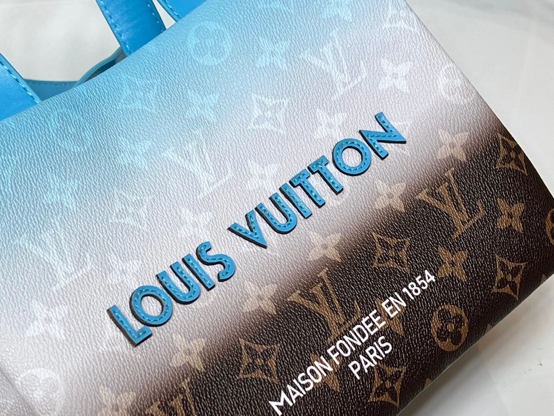 Batch 260💰M13940 Gradient Blue Khaki Color Check Black Check Presbyopia Orange Black Green Pink PHARREL and NIGO collection's joint series top original order This Shopper medium handbag draws inspiration from Louis Vuitton shopping bags, with the words Louis Vuitton and Maison Fondée En 1854 written on soft cow leather, with a top handle and a detachable shoulder strap. 25x19x11 • Cow leather • Cow leather trim • Textile lining • Metal hardware • Musketon closure • Main compartment • Zip pocket • Double patch pockets • Handles: Double handle