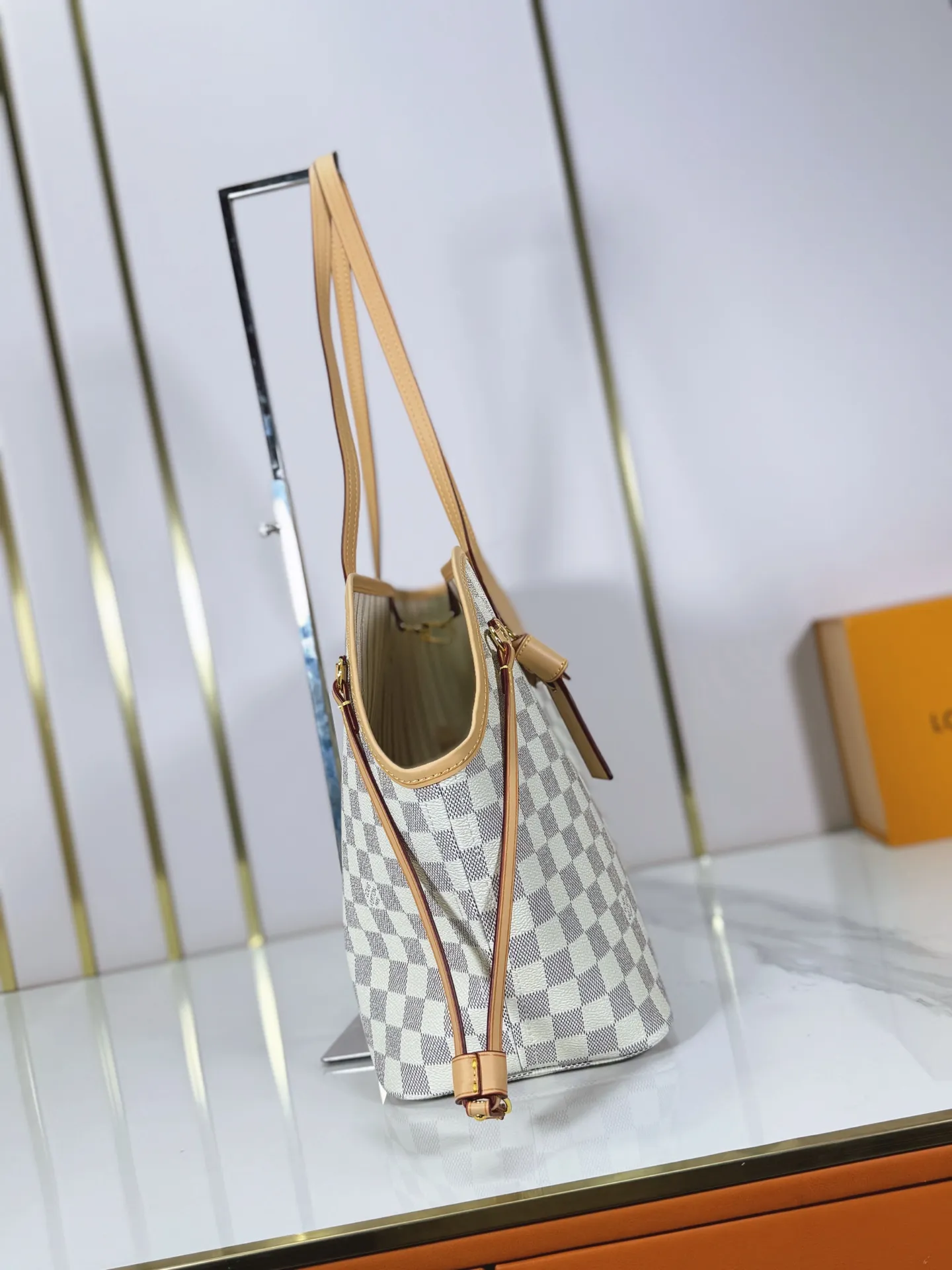 P240 M27787 M27839 New version Upgraded original version This Neverfull medium handbag is drawn from the Louis Vuitton x Takashi Murakami reissue series. It uses colorful Monogram coated canvas to create a delicate configuration, and cleverly reinterprets the brand's classic elements with the smart style of Japanese artist Takashi Murakami. The tote bag has straps on both sides that can be tightened or stretched to create a unique look. The slim handle makes it easy to carry over the shoulder or elbow, and the removable zipper bag can be used as a clutch or pocket.  28 x 14 x 31 cm (height x width x length)
