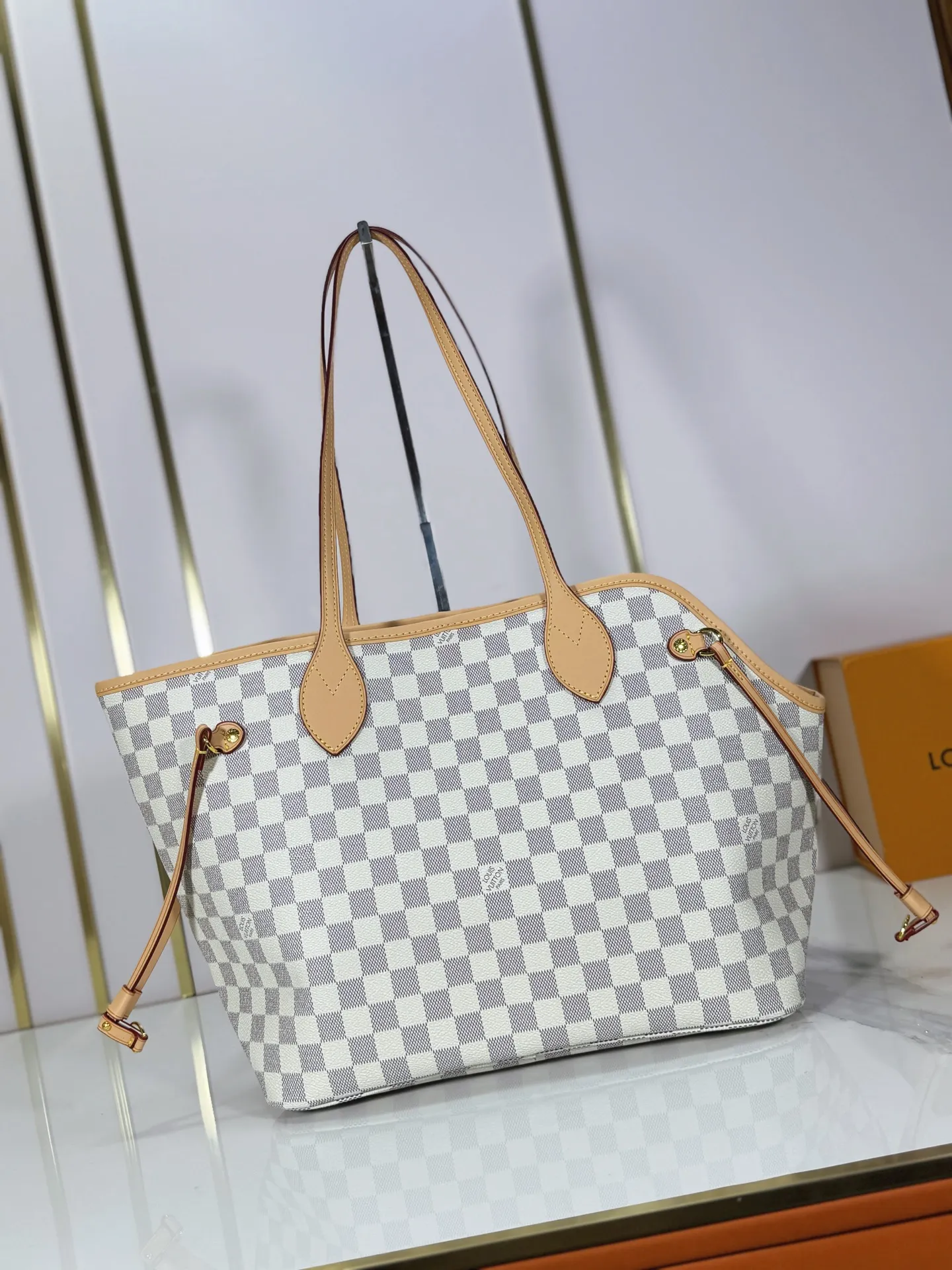 P240 M27787 M27839 New version Upgraded original version This Neverfull medium handbag is drawn from the Louis Vuitton x Takashi Murakami reissue series. It uses colorful Monogram coated canvas to create a delicate configuration, and cleverly reinterprets the brand's classic elements with the smart style of Japanese artist Takashi Murakami. The tote bag has straps on both sides that can be tightened or stretched to create a unique look. The slim handle makes it easy to carry over the shoulder or elbow, and the removable zipper bag can be used as a clutch or pocket.  28 x 14 x 31 cm (height x width x length)