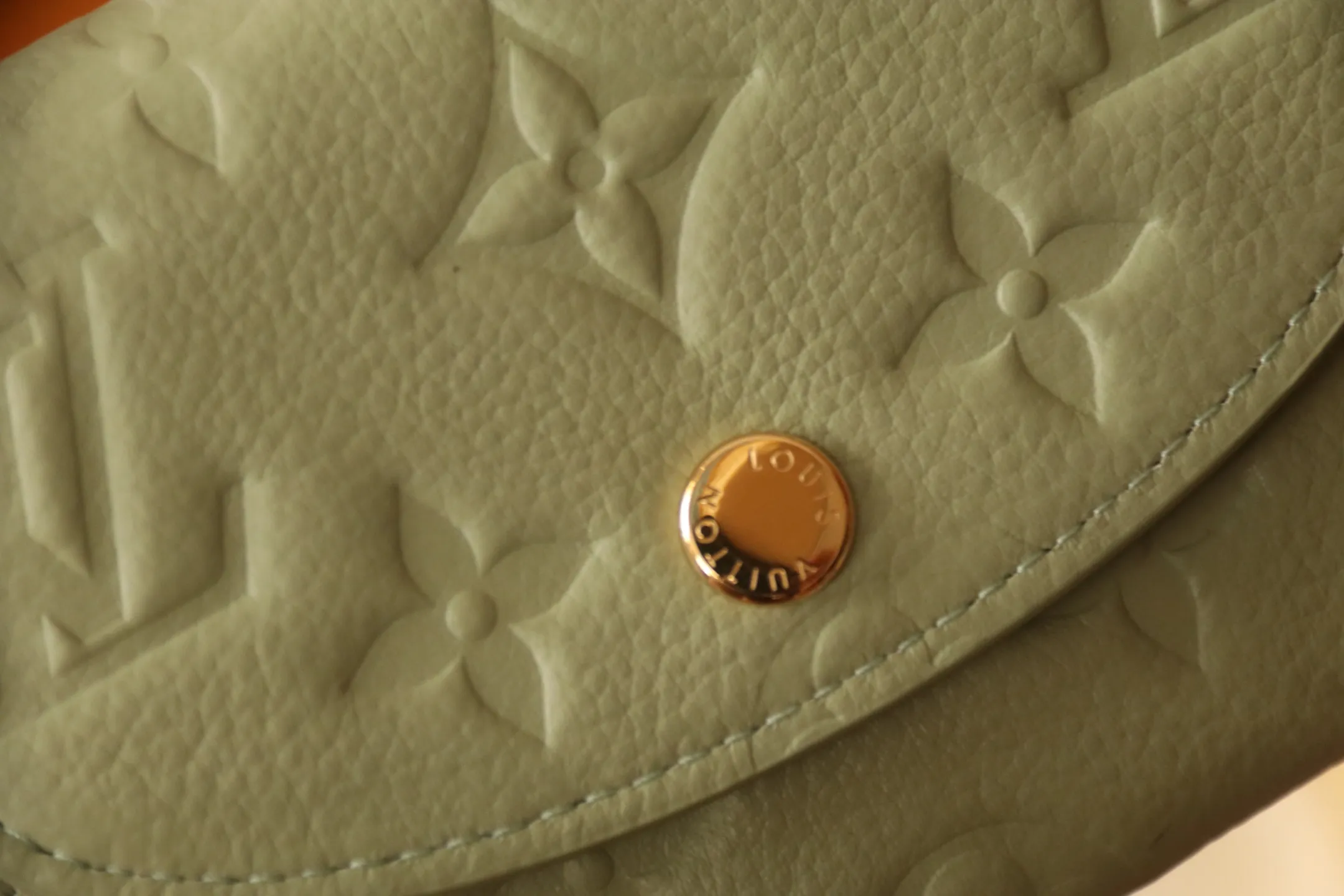 M14086 Rose Red 💎P360 [LV x TM Portumone Rosali] m14084 Green m14085 Blue Murakami The fresh tones of the “Louis Vuitton × Murakami” series reinterpret the Monogram Amprant leather that symbolizes the Maison, and adapt the daily necessities into the cheerful atmosphere of “LV × TM Portumone Rosali”. The chic pocket size adorned with the rounded front flap is attractive. The interior, which features a zippered coin compartment, is playfully decorated with a monogram and multi-colored canvas reminiscent of the artist's characteristic rainbow colors.   Dimensions: 11 x 8 x 2.5 cm