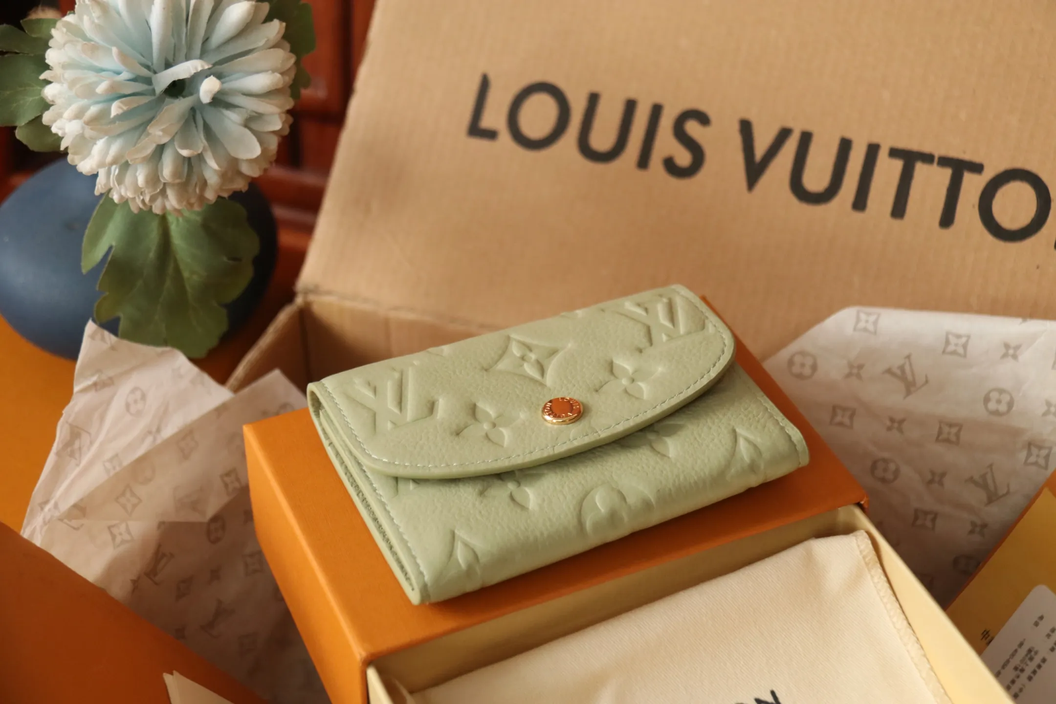 M14086 Rose Red 💎P360 [LV x TM Portumone Rosali] m14084 Green m14085 Blue Murakami The fresh tones of the “Louis Vuitton × Murakami” series reinterpret the Monogram Amprant leather that symbolizes the Maison, and adapt the daily necessities into the cheerful atmosphere of “LV × TM Portumone Rosali”. The chic pocket size adorned with the rounded front flap is attractive. The interior, which features a zippered coin compartment, is playfully decorated with a monogram and multi-colored canvas reminiscent of the artist's characteristic rainbow colors.   Dimensions: 11 x 8 x 2.5 cm