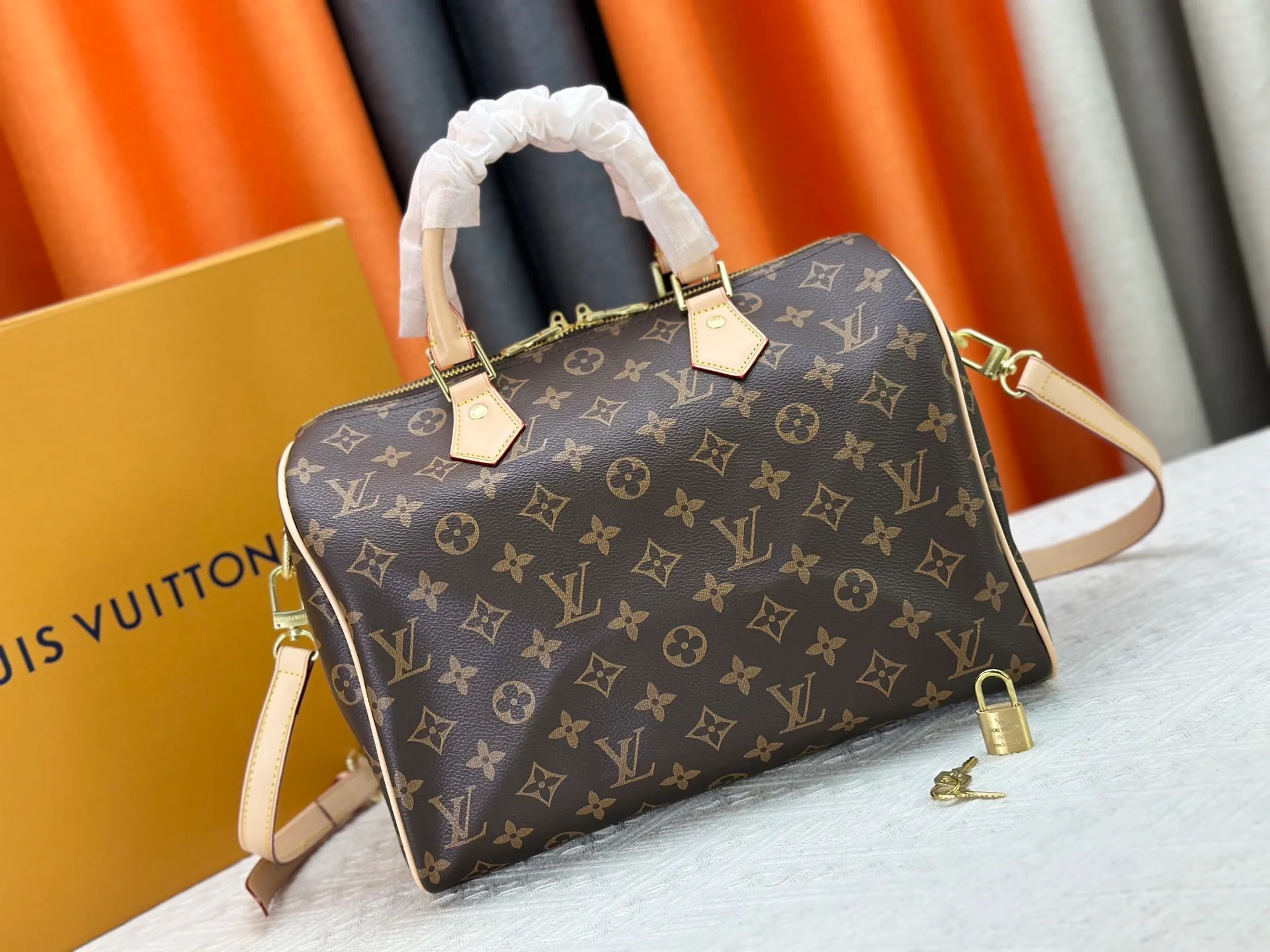 P240 P250 P260 high-definition shooting quality as shown in the picture. Good quality, full of positive reputation! Highly recommended Speedy fashion hot model, classic Monogram canvas➕imported Italian discolored yellow leather trim➕high-end original hardware➕adjustable shoulder strap lock. It feels soft, highly practical, and can be called a classic. The upper body is super elegant. Brand: LouisVuitton! Model: Small 40390/Medium 40391/Large 40392! Material: Imported original leather! Size: small size 25*19*15, medium size 30*21*17, large size 35*23*18,