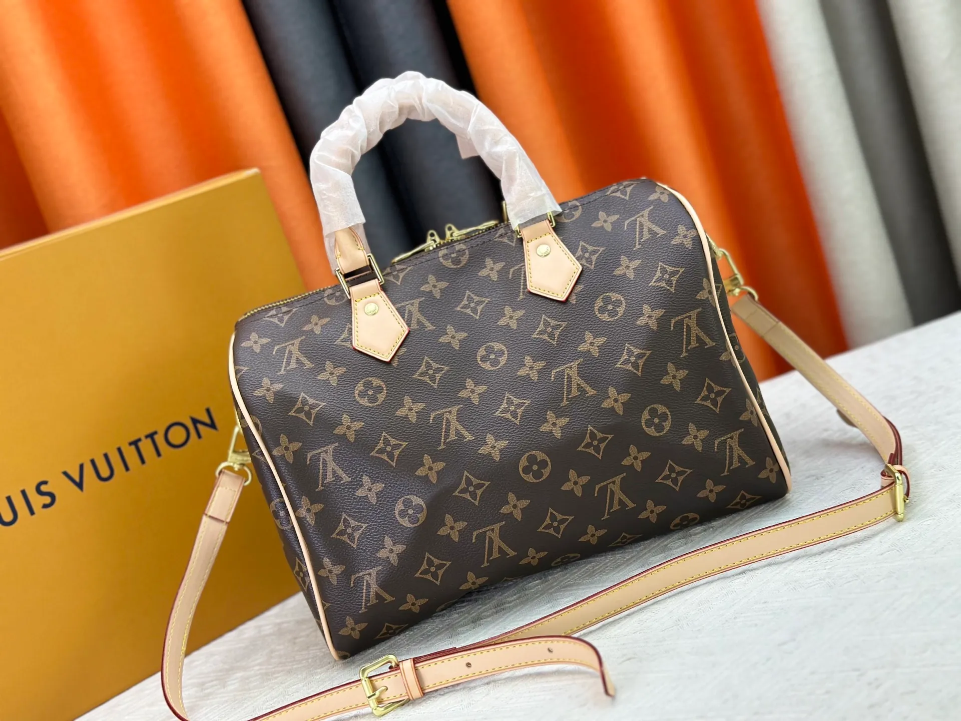 P240 P250 P260 high-definition shooting quality as shown in the picture. Good quality, full of positive reputation! Highly recommended Speedy fashion hot model, classic Monogram canvas➕imported Italian discolored yellow leather trim➕high-end original hardware➕adjustable shoulder strap lock. It feels soft, highly practical, and can be called a classic. The upper body is super elegant. Brand: LouisVuitton! Model: Small 40390/Medium 40391/Large 40392! Material: Imported original leather! Size: small size 25*19*15, medium size 30*21*17, large size 35*23*18,