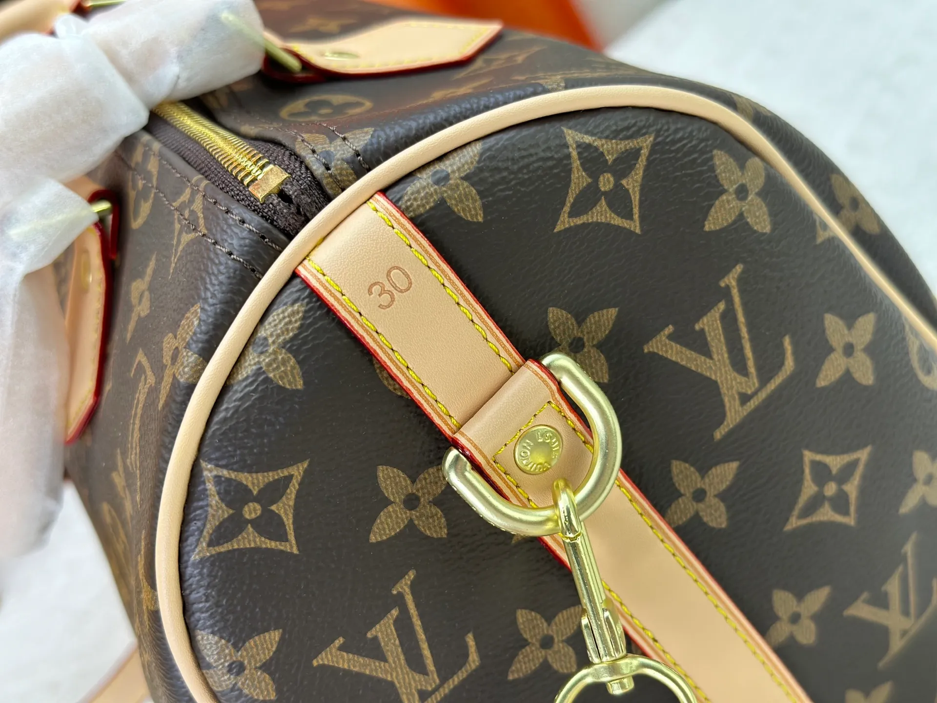 P240 P250 P260 high-definition shooting quality as shown in the picture. Good quality, full of positive reputation! Highly recommended Speedy fashion hot model, classic Monogram canvas➕imported Italian discolored yellow leather trim➕high-end original hardware➕adjustable shoulder strap lock. It feels soft, highly practical, and can be called a classic. The upper body is super elegant. Brand: LouisVuitton! Model: Small 40390/Medium 40391/Large 40392! Material: Imported original leather! Size: small size 25*19*15, medium size 30*21*17, large size 35*23*18,