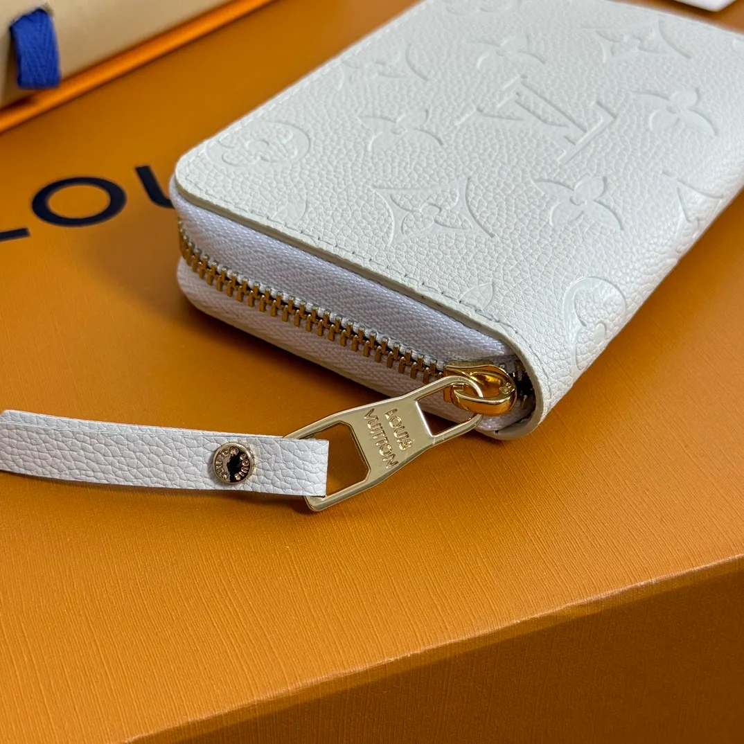 💰100 💎Upgraded from the original 🇫🇷 This classic Zippy coin purse is made of exquisite and soft Monogram Empreinte leather. The spacious capacity and exquisite golden accessories show elegance in a low-key manner. Model: M60574 Size: 11×8.5×2cm