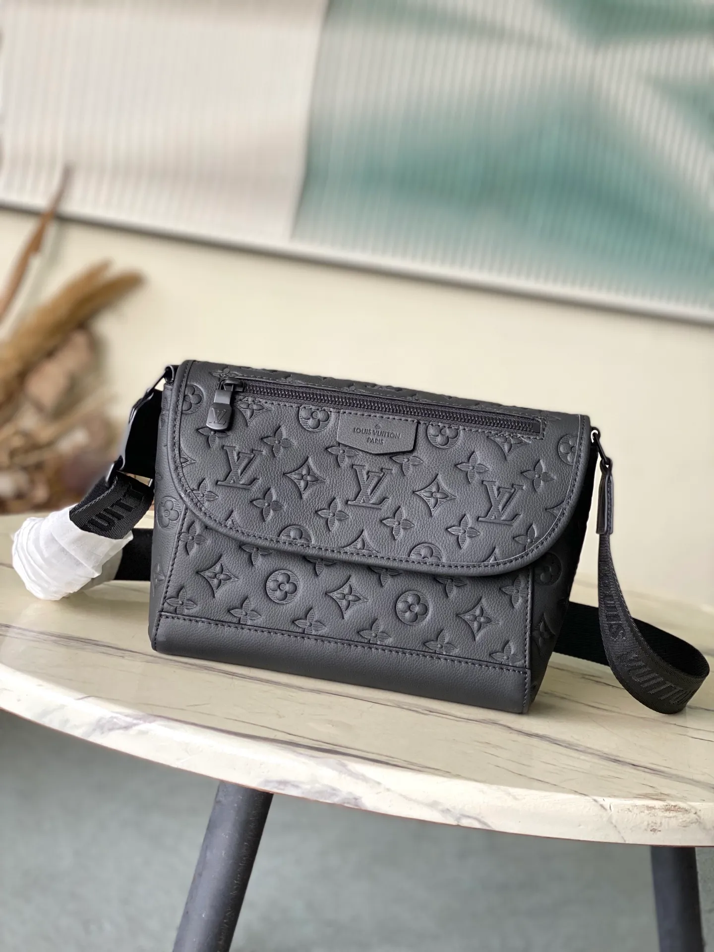💰940 (top-grain leather) top original order M14874 This Pulse messenger bag is made of Monogram Shadow embossed cow leather and elegant metal parts to highlight the sporty shape, and is equipped with zipper bags on the top and bottom of the flap. Adjustable fabric shoulder strap allows for shoulder or cross-body wear. Dimensions: 26.6 × 17 × 11 cm