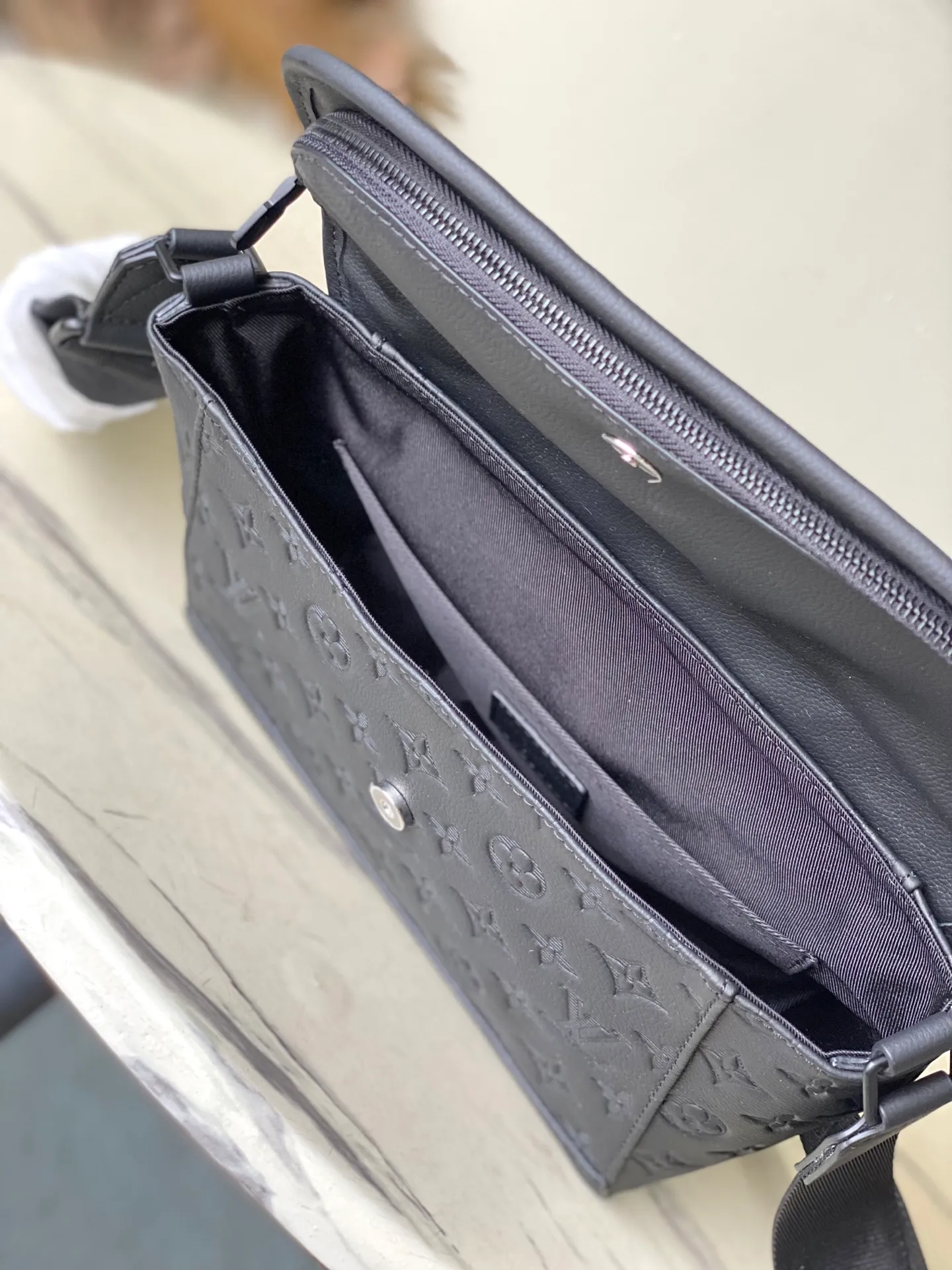 💰940 (top-grain leather) top original order M14874 This Pulse messenger bag is made of Monogram Shadow embossed cow leather and elegant metal parts to highlight the sporty shape, and is equipped with zipper bags on the top and bottom of the flap. Adjustable fabric shoulder strap allows for shoulder or cross-body wear. Dimensions: 26.6 × 17 × 11 cm