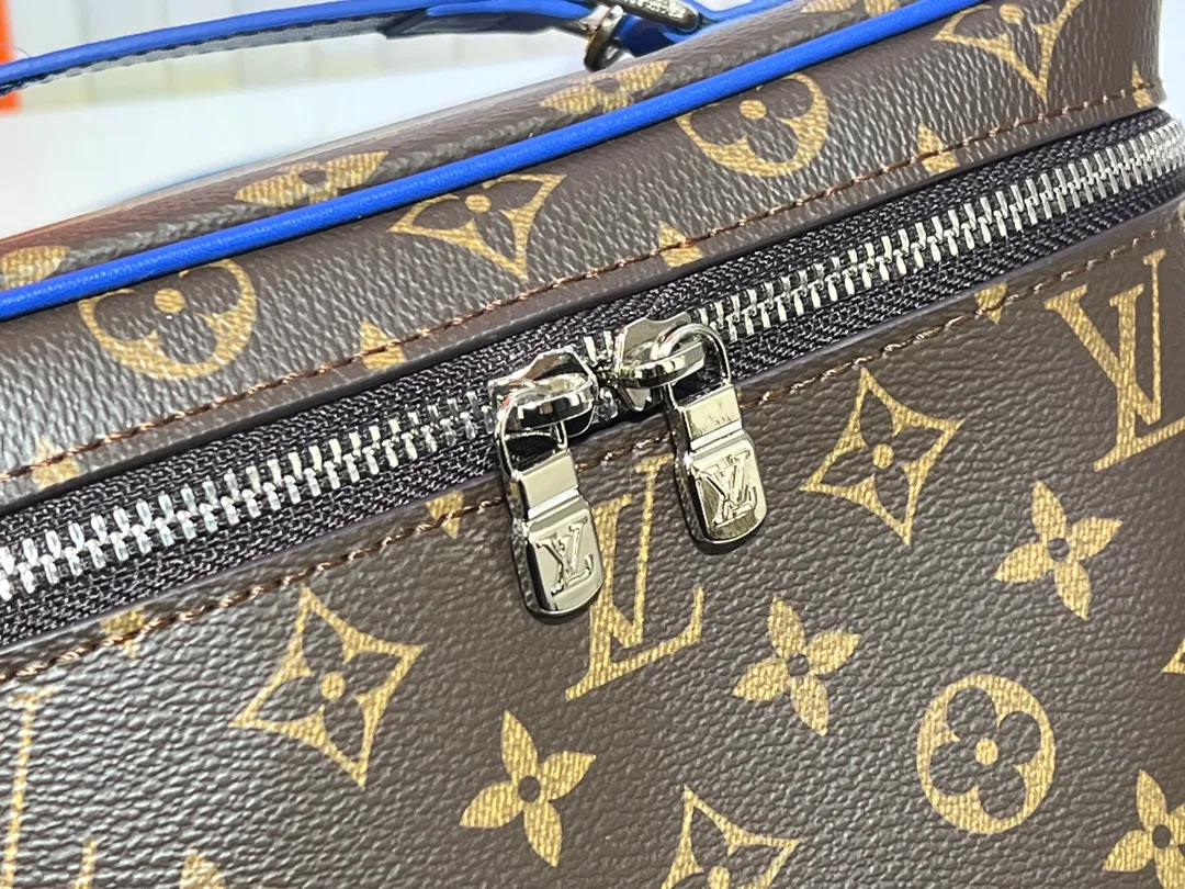 Batch 300💰Upgraded original version ✨M42265 This model is inspired by the iconic Nice cosmetic bag. This elegant toiletry bag is a personalized choice for carrying basic beauty products. A hidden zip pocket on the inside of the flap can store especially valuable personal items. - Top woven handle - Monogram coated canvas fabric - Louis Vuitton special coated canvas washable lining - Natural cowhide leather trim - Gold metal hardware - Double-layer zipper closure - Large capacity inside the bag - Zippered pocket on the inside of the flap - Several patch pockets inside - size 24×14×17.