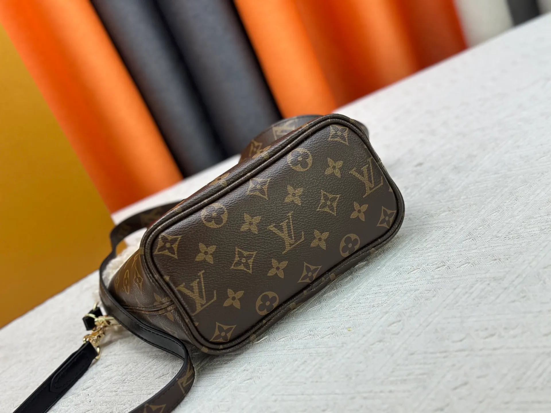 P340M26315 12099 Guangzhou upgraded version This Neverfull Bandoulière Inside Out BB handbag comes from the LV Ski series and is made of Monogram canvas with trendy shearling trim and lining. The Teddygram logo is laid out on it, creating a sophisticated style with dazzling metal parts. A zippered pocket adds a finishing touch to the reversible design, allowing it to be held individually. Long shoulder straps allow for cross-body comfort. 16.5 x 11 x 26.5 cm (height x width x length)