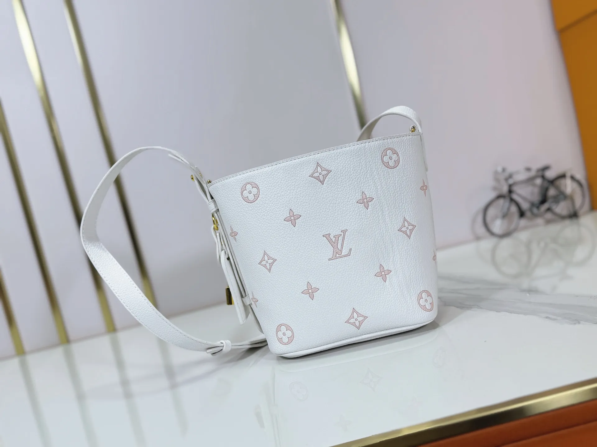 P220 upgraded original M27529 M12925 M12926 M13480 M13044 M14356 M13045 M13089 This All In BB handbag is made of Monogram canvas with shiny metal parts, and the iconic pendant and nameplate highlight the classic style. The adjustable shoulder strap continues the brand's trunk-making heritage, and the leather shoulder strap adds cross-body and shoulder carry options. The foldable design enables the silhouette to be retracted and retracted freely, providing ample space for daily use. 16.0 x 18.0 x 12.0 cm (length x height x width)