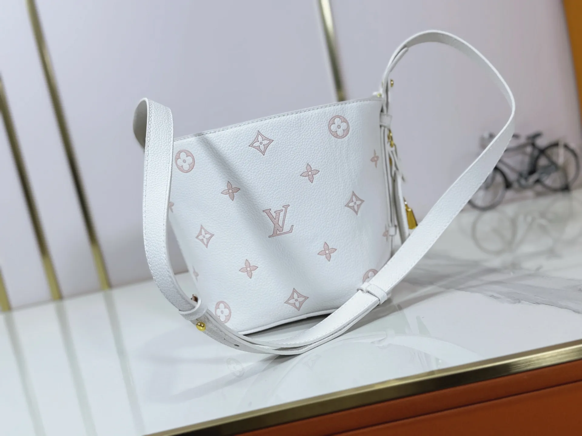 P220 upgraded original M27529 M12925 M12926 M13480 M13044 M14356 M13045 M13089 This All In BB handbag is made of Monogram canvas with shiny metal parts, and the iconic pendant and nameplate highlight the classic style. The adjustable shoulder strap continues the brand's trunk-making heritage, and the leather shoulder strap adds cross-body and shoulder carry options. The foldable design enables the silhouette to be retracted and retracted freely, providing ample space for daily use. 16.0 x 18.0 x 12.0 cm (length x height x width)