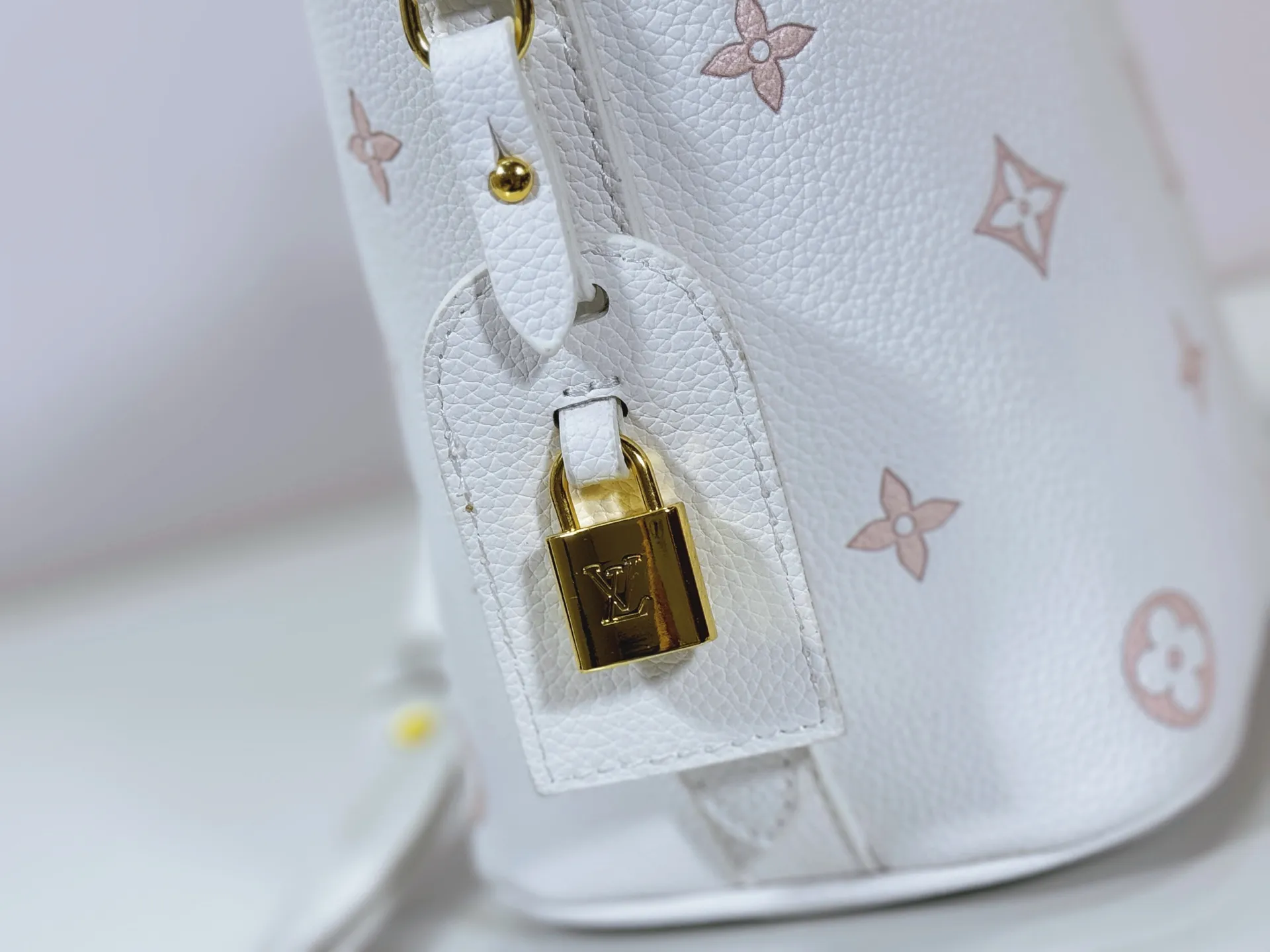 P220 upgraded original M27529 M12925 M12926 M13480 M13044 M14356 M13045 M13089 This All In BB handbag is made of Monogram canvas with shiny metal parts, and the iconic pendant and nameplate highlight the classic style. The adjustable shoulder strap continues the brand's trunk-making heritage, and the leather shoulder strap adds cross-body and shoulder carry options. The foldable design enables the silhouette to be retracted and retracted freely, providing ample space for daily use. 16.0 x 18.0 x 12.0 cm (length x height x width)