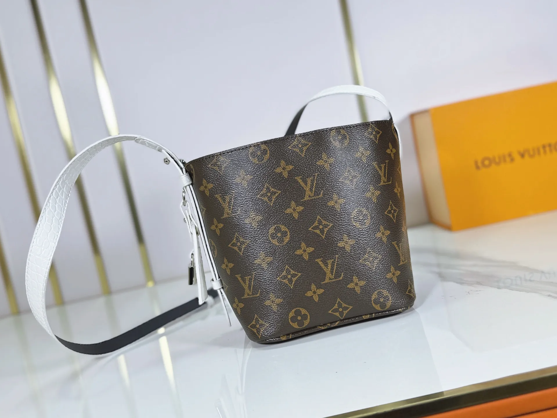 P220 upgraded original M27529 M12925 M12926 M13480 M13044 M14356 M13045 M13089 This All In BB handbag is made of Monogram canvas with shiny metal parts, and the iconic pendant and nameplate highlight the classic style. The adjustable shoulder strap continues the brand's trunk-making heritage, and the leather shoulder strap adds cross-body and shoulder carry options. The foldable design enables the silhouette to be retracted and retracted freely, providing ample space for daily use. 16.0 x 18.0 x 12.0 cm (length x height x width)