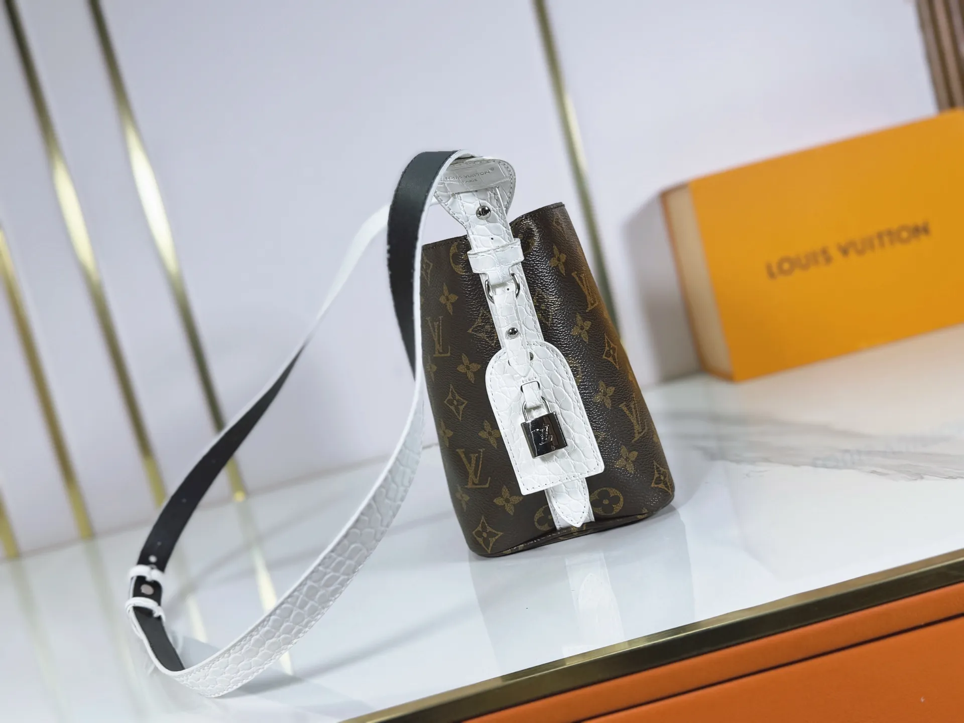 P220 upgraded original M27529 M12925 M12926 M13480 M13044 M14356 M13045 M13089 This All In BB handbag is made of Monogram canvas with shiny metal parts, and the iconic pendant and nameplate highlight the classic style. The adjustable shoulder strap continues the brand's trunk-making heritage, and the leather shoulder strap adds cross-body and shoulder carry options. The foldable design enables the silhouette to be retracted and retracted freely, providing ample space for daily use. 16.0 x 18.0 x 12.0 cm (length x height x width)
