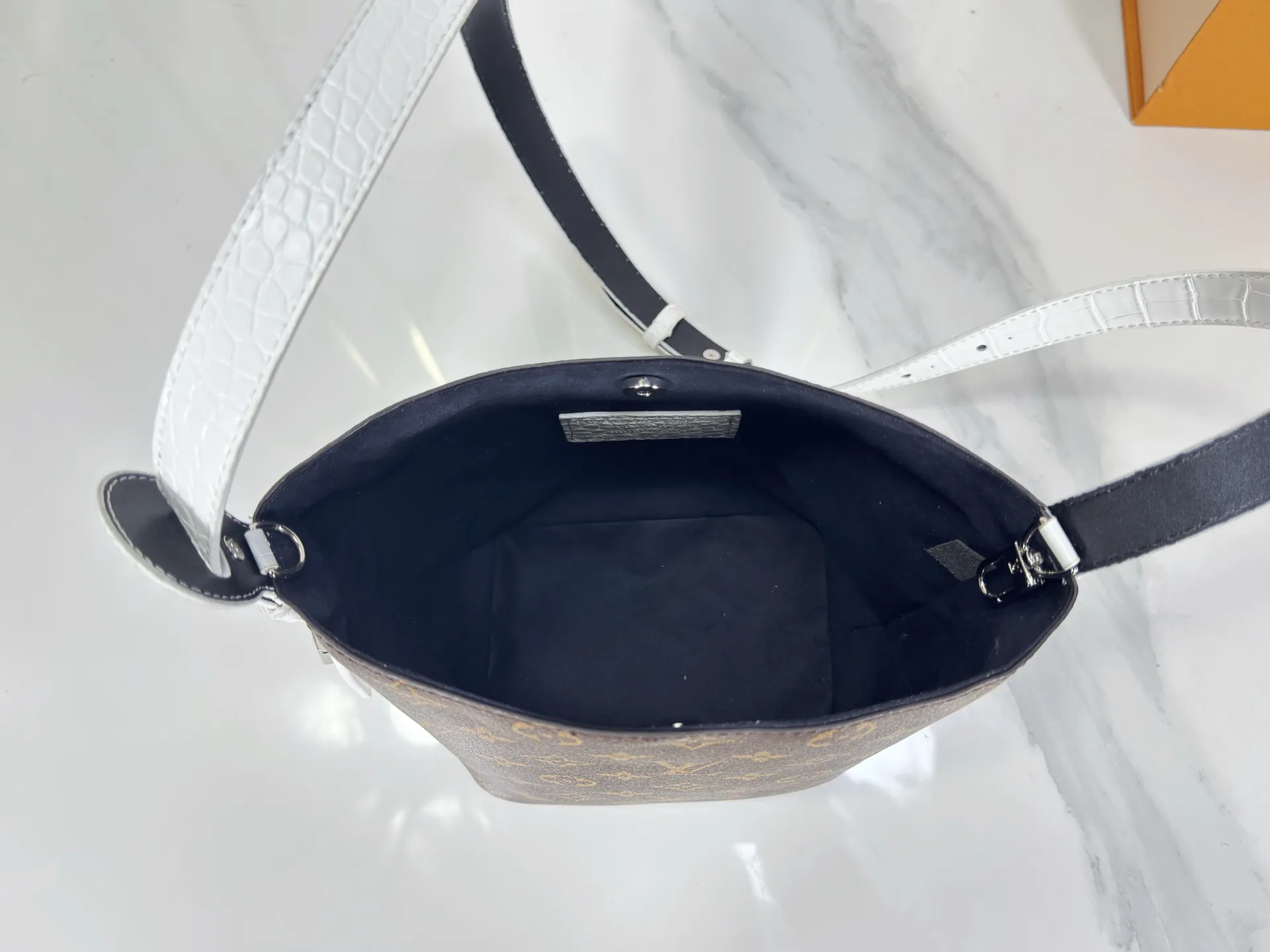 P220 upgraded original M27529 M12925 M12926 M13480 M13044 M14356 M13045 M13089 This All In BB handbag is made of Monogram canvas with shiny metal parts, and the iconic pendant and nameplate highlight the classic style. The adjustable shoulder strap continues the brand's trunk-making heritage, and the leather shoulder strap adds cross-body and shoulder carry options. The foldable design enables the silhouette to be retracted and retracted freely, providing ample space for daily use. 16.0 x 18.0 x 12.0 cm (length x height x width)