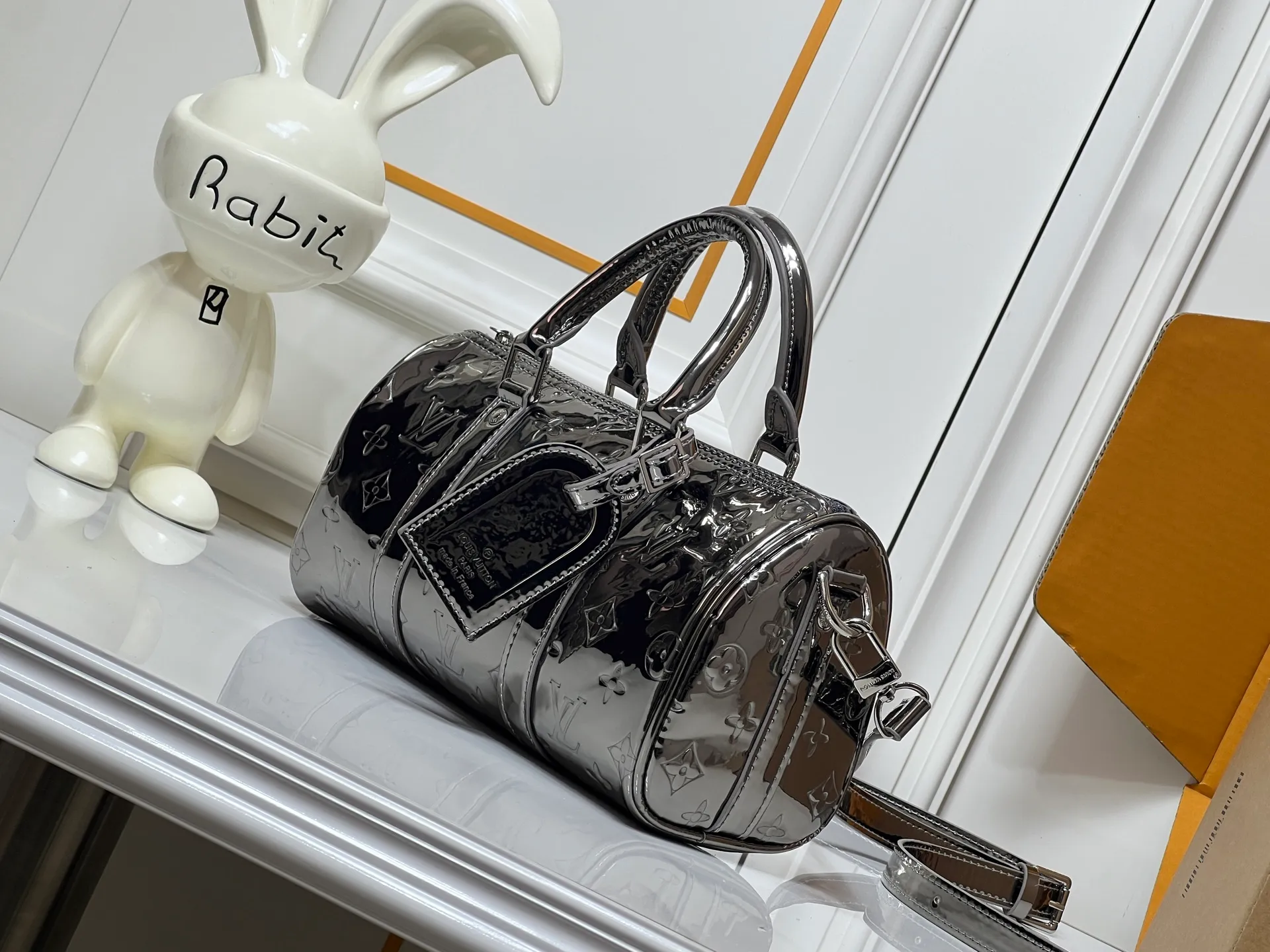 Batch 260💰Upgraded original M26903 M46271 M26818 M26930 M27161 This Keepall 25 handbag is made of Monogram Eclipse Reverse canvas, showing an elegant reinterpretation of Louis Vuitton's classic pattern. Reinforced straps and leather name tags are signature elements of the Keepall collection, while a zipper closure keeps personal items safe and secure. 25.0 x 15.0 x 11.0 cm (length x height x width)