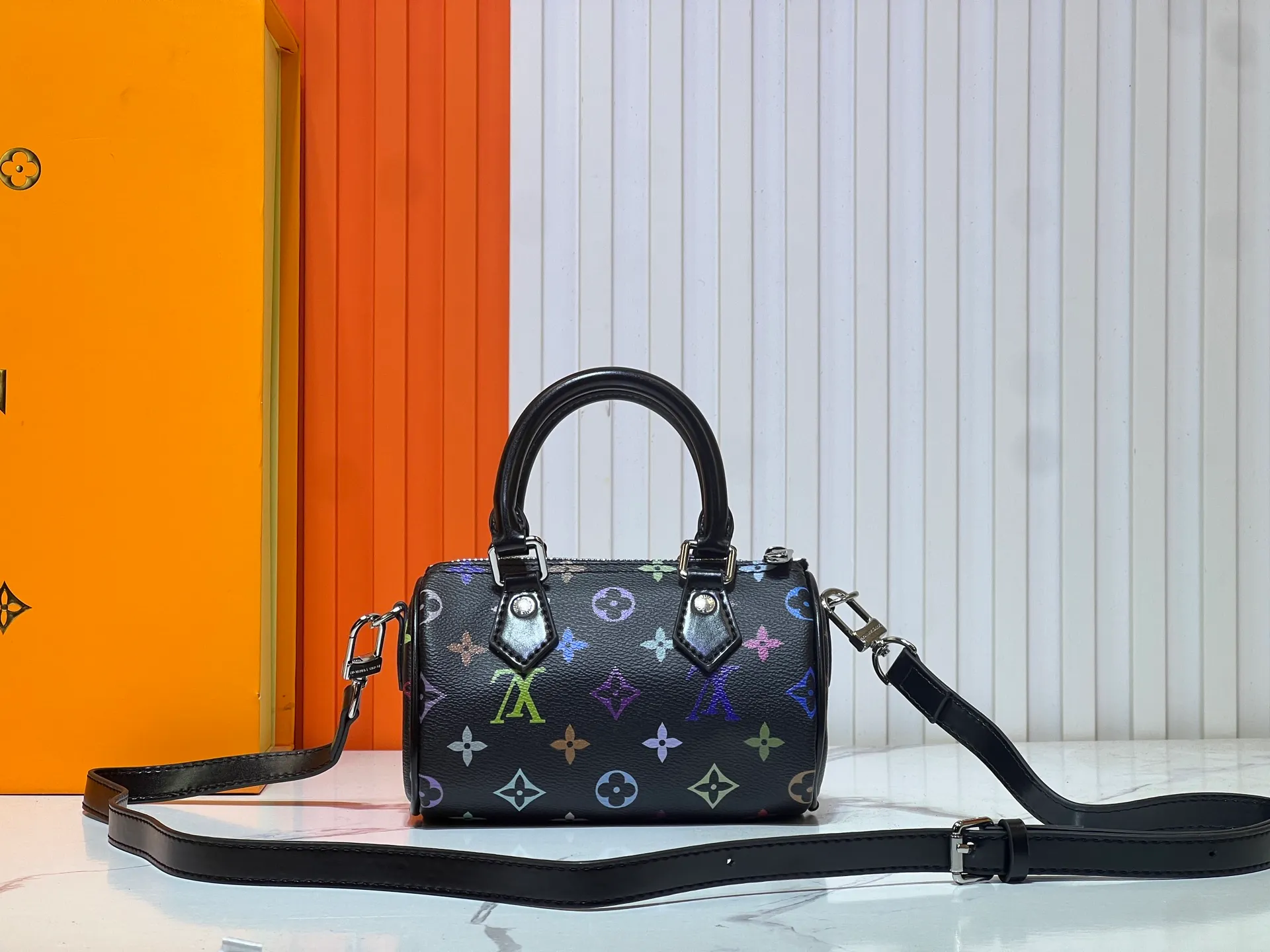 Batch 200💰Upgraded original M13391 M13406 M81085 lv Murakami Takashi co-branded NANOSPEEDY black and white handbags. This Nano Speedy handbag combines Monogram canvas and cow leather trim printing, with 33 colorful colors to interpret the white tricolor and black tricolor. The twelve pieces are popular around the world and are loved by celebrities and celebrities. Dimensions: 16x10x7.5cm