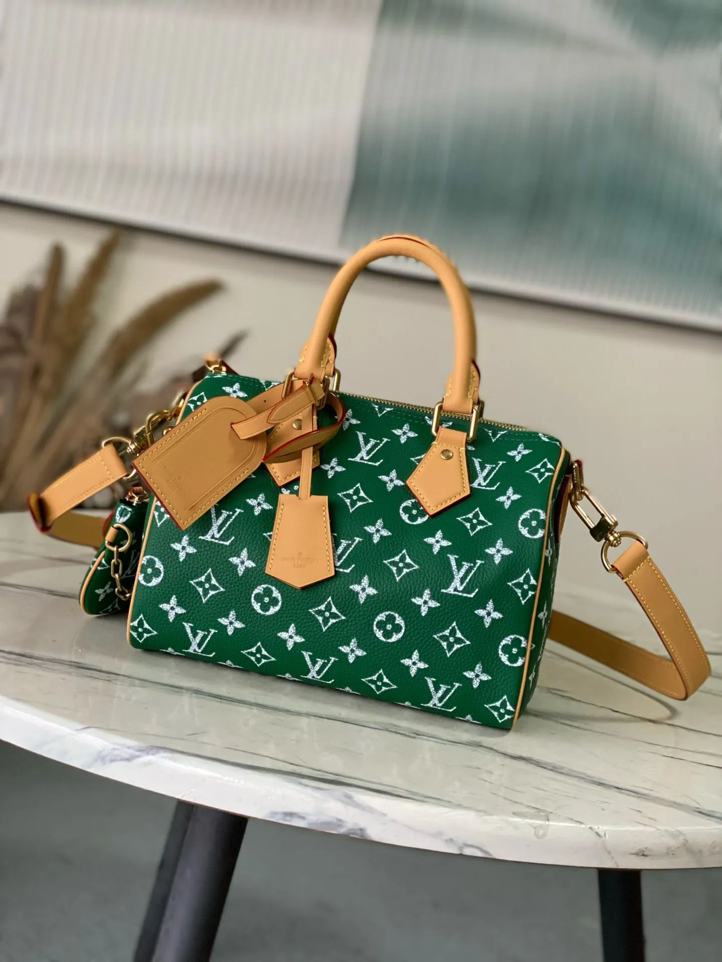 💰1540 Top Original Order M24423 Green Small This Speedy P18 Bandouliere 25 handbag is made of soft cow leather with deep cow leather trim and a detachable and adjustable shoulder strap. Exquisite stitching, dyed edges and the iconic P18 nameplate create ingenious details. Dimensions: 25 × 19 × 15 cm