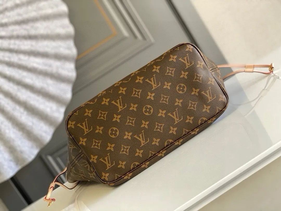 💰760 (medium steel nails) top original order M40995 NEVERFULL medium handbag Neverfull classic handbag, explore the exquisite details inside the bag. The redesigned interior pockets feature a fresh fabric lining, especially the detachable zippered clutch, which can be used alone as a sophisticated clutch or as an additional pocket. Bright lining tones add a more lively feel to Monogram's classic canvas. Detailed features 31 x 28 x 14 cm (Length x Height x Width) Redesigned interior pocket with details inspired by the Louis Vuitton archives Pocket lined with linen fabric Removable zipped clutch with tonal interior pocket Natural cowhide leather trim Shiny gold-tone hardware Handles: Double handle
