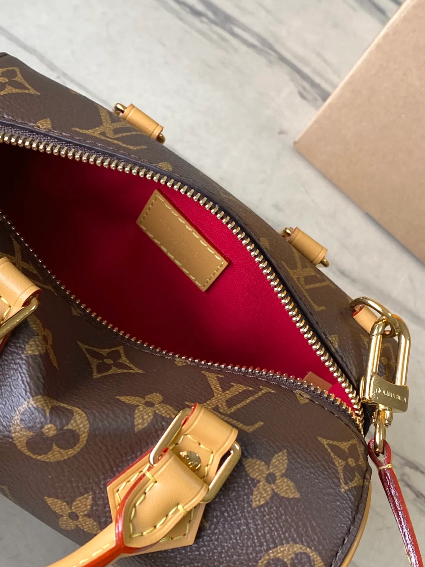 💰800 Top Original Order M13226 This Nano Speedy handbag is made of the brand's classic Monogram Empreinte leather to cut a modern and compact structure, and uses soft tones to highlight the dazzling metal parts. Detachable shoulder strap provides various carrying options. It can store daily necessities in an orderly manner at night. Dimensions: 18 × 10.5 × 11.5 cm