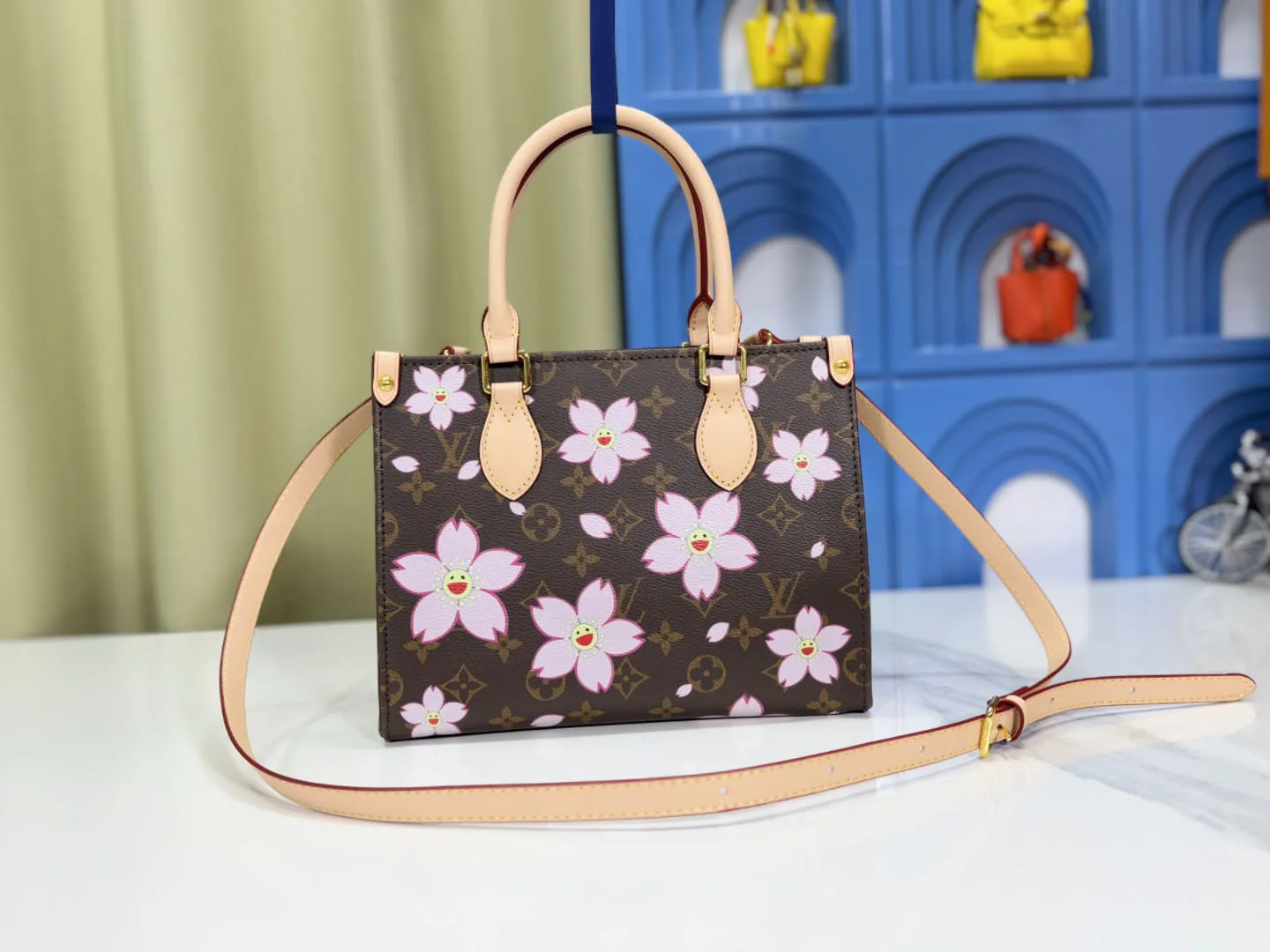 P240 M45659 M13668!🔥Lv&Takashi Murakami🐼Sakura🌸OnTheGo Small new version The legendary ONTHEGO handbag: always able to meet your various needs for handbags. It has a large capacity but is not bulky. It is stiff and soft to the touch, making it suitable for home and travel. Tighten the side ties and it instantly transforms into a stylish urban handbag. Loosen the straps and it transforms into a chic and practical handbag. The slender leather handle can be carried over the shoulder or between the arms. The model shown here is made of Damier Azur canvas. Size: 25x11x19cm
