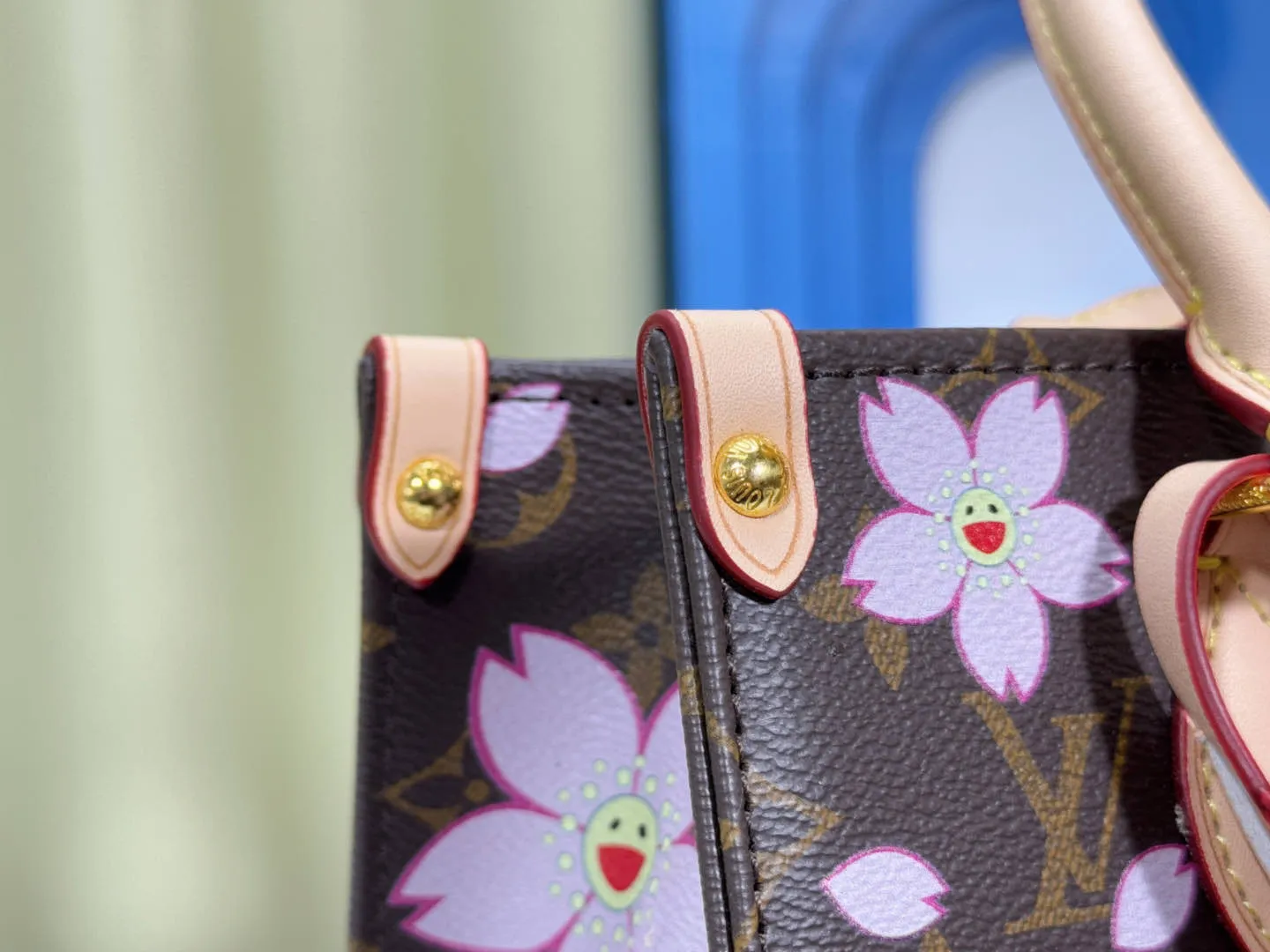 P240 M45659 M13668!🔥Lv&Takashi Murakami🐼Sakura🌸OnTheGo Small new version The legendary ONTHEGO handbag: always able to meet your various needs for handbags. It has a large capacity but is not bulky. It is stiff and soft to the touch, making it suitable for home and travel. Tighten the side ties and it instantly transforms into a stylish urban handbag. Loosen the straps and it transforms into a chic and practical handbag. The slender leather handle can be carried over the shoulder or between the arms. The model shown here is made of Damier Azur canvas. Size: 25x11x19cm