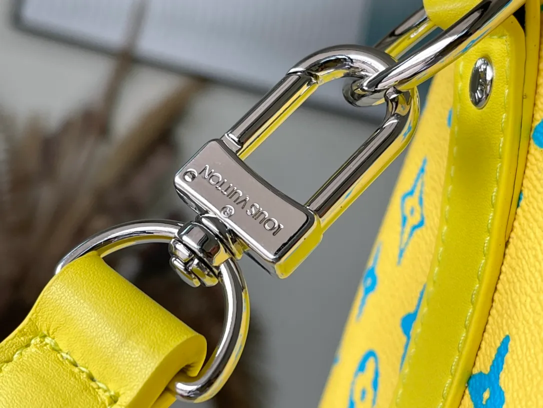 💰1560 (top layer leather) top original order M21869 This Keepall Bandouliore50 travel bag is made of Monogram Playground canvas, with a Monogram pattern that resembles clay sculptures carved in bright colors. Reinforced corners, name tags, and key cases are all made of leather, contrasting with the colors of Monogram flowers and letters. Dimensions: 50 × 29 × 23 am