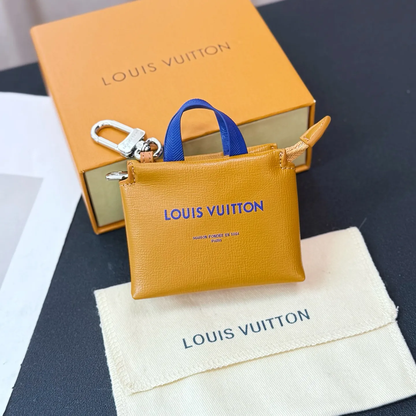 💰580 Top-quality original mini shopping bag pendant M02699 ☀️Louis Vuitton LV MINI SHOPPER bag ornaments keychain pendant ☀️ LV Mini Shopper bag ornaments use unique and creative interpretation of classic elements to pay tribute to the brand's iconic handbag design. The bright leather features contrasting text, and the perfect size can accommodate small items such as wireless headphones or credit cards.