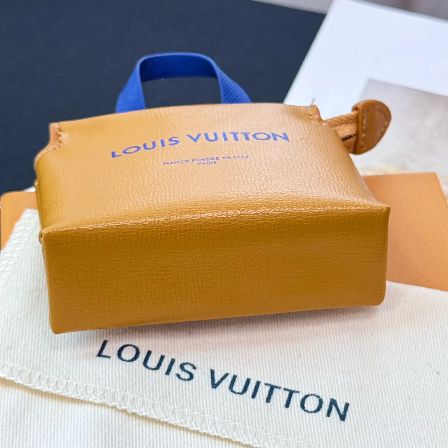 💰580 Top-quality original mini shopping bag pendant M02699 ☀️Louis Vuitton LV MINI SHOPPER bag ornaments keychain pendant ☀️ LV Mini Shopper bag ornaments use unique and creative interpretation of classic elements to pay tribute to the brand's iconic handbag design. The bright leather features contrasting text, and the perfect size can accommodate small items such as wireless headphones or credit cards.