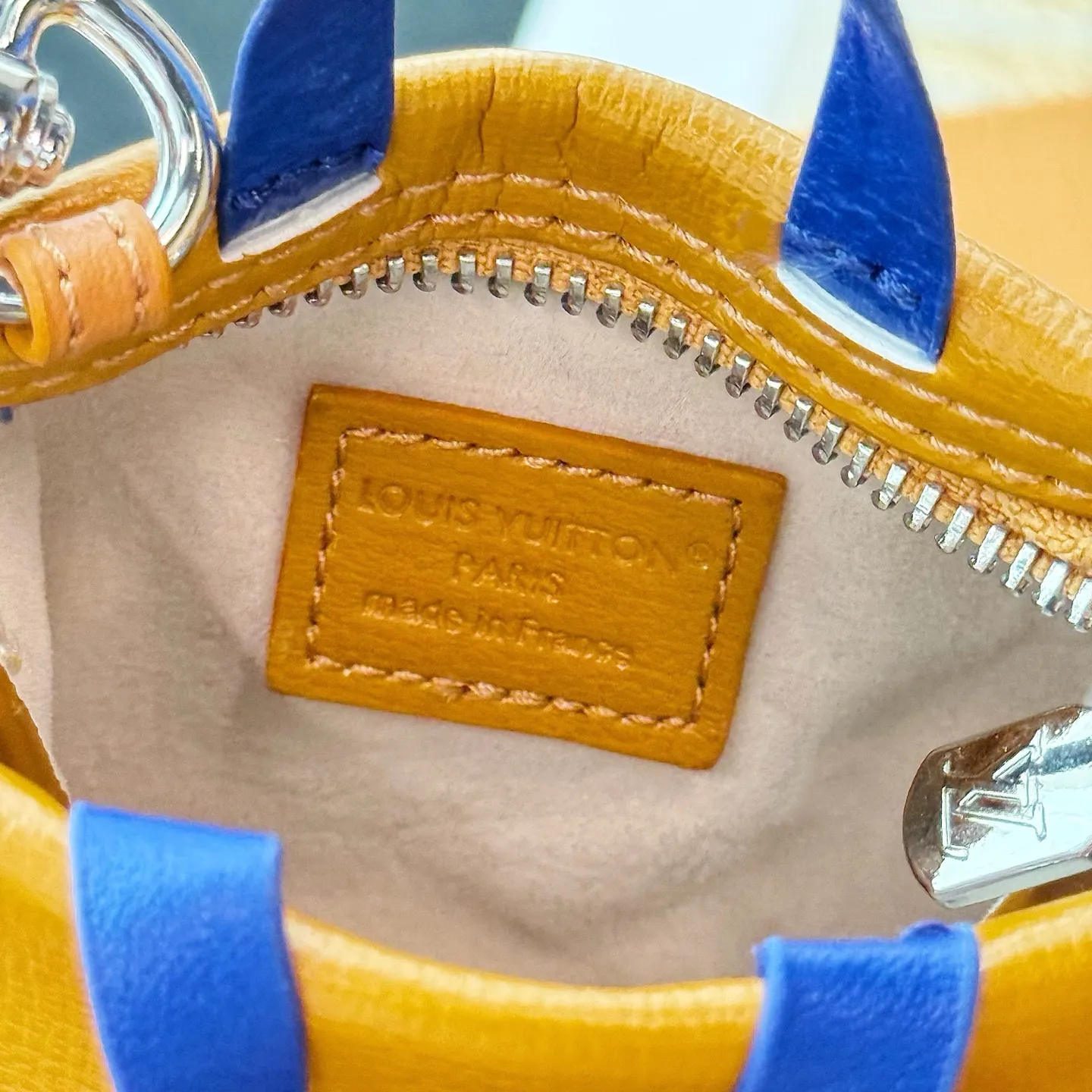 💰580 Top-quality original mini shopping bag pendant M02699 ☀️Louis Vuitton LV MINI SHOPPER bag ornaments keychain pendant ☀️ LV Mini Shopper bag ornaments use unique and creative interpretation of classic elements to pay tribute to the brand's iconic handbag design. The bright leather features contrasting text, and the perfect size can accommodate small items such as wireless headphones or credit cards.