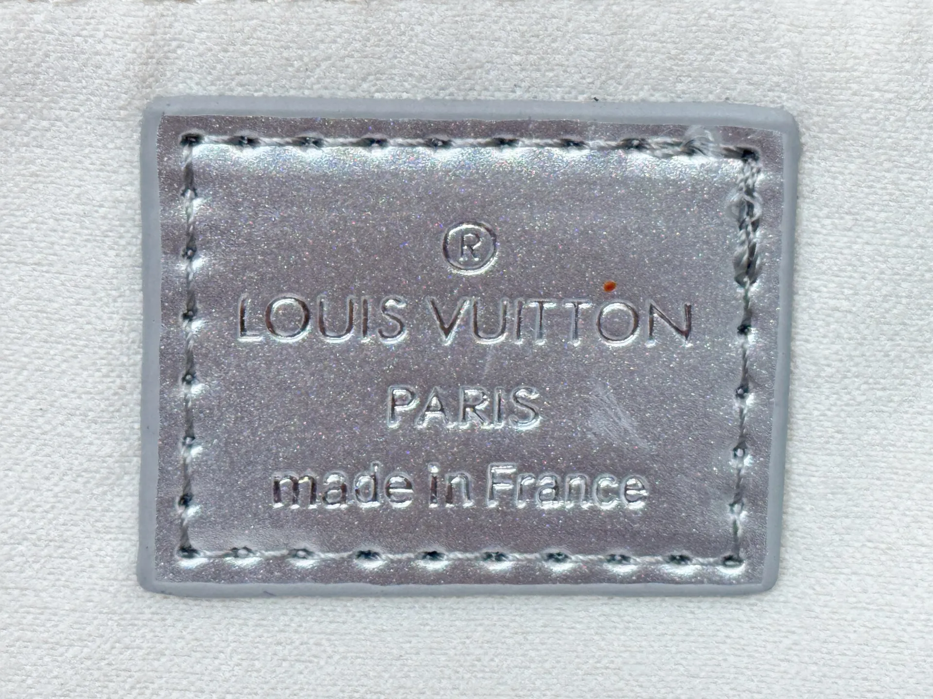 P220 upgraded original M26373 M45659 M44571 This OnTheGo small handbag joins the LV Ski series in the Monogram Miroir version. Laminated canvas ensures durability. Silver hues and tonal hardware create a gleaming look. Built-in pockets can store daily necessities such as small books. Dimensions: 25 x 19 x 11.5 (cm) ((length x height x width)