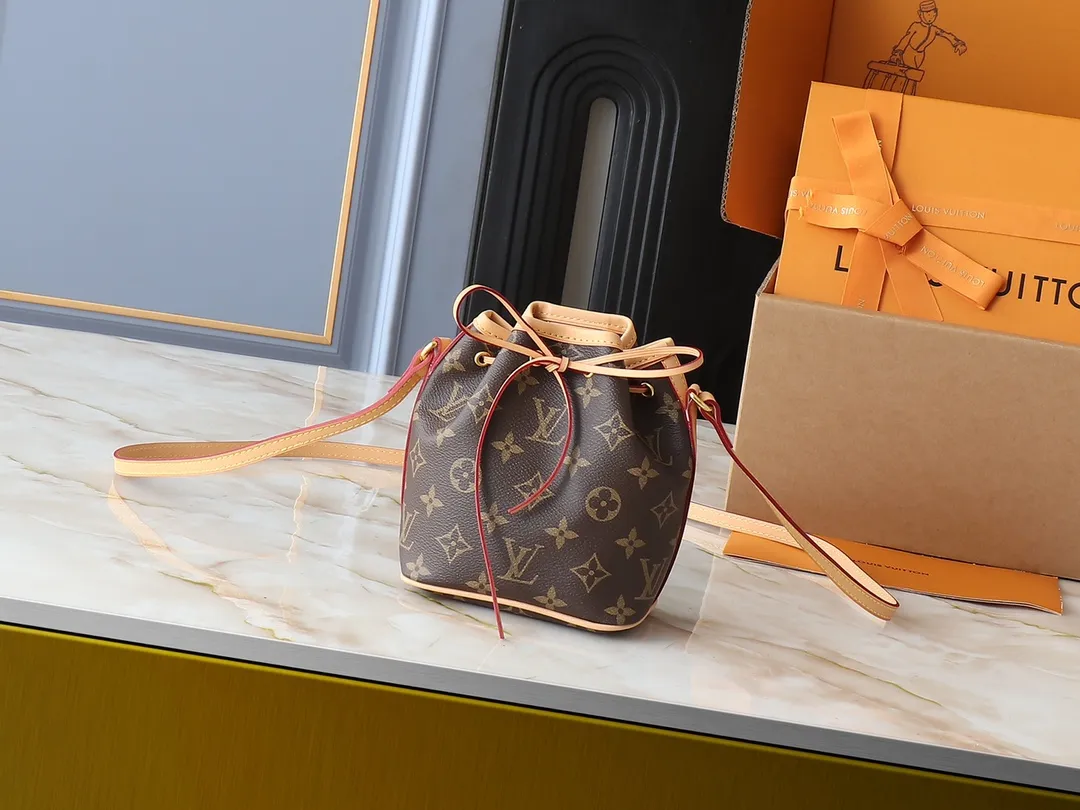 💰160💰Upgraded original M41346 Nano Noé handbag made of classic Monogram canvas exudes the ultimate femininity and is ideal for carrying daily necessities. A mini version of the original Noé bag, this bag is exquisitely stitched and extremely lightweight, easily holding your smartphone, credit cards and keys. Dimensions: 13 x 16 x 10 cm