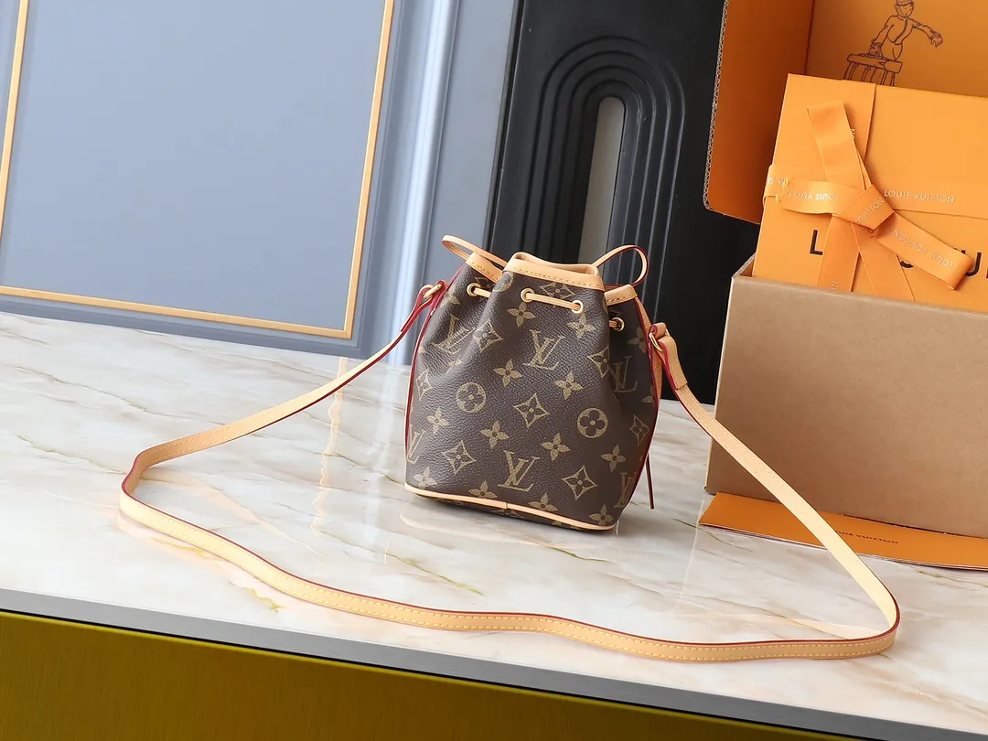 💰160💰Upgraded original M41346 Nano Noé handbag made of classic Monogram canvas exudes the ultimate femininity and is ideal for carrying daily necessities. A mini version of the original Noé bag, this bag is exquisitely stitched and extremely lightweight, easily holding your smartphone, credit cards and keys. Dimensions: 13 x 16 x 10 cm
