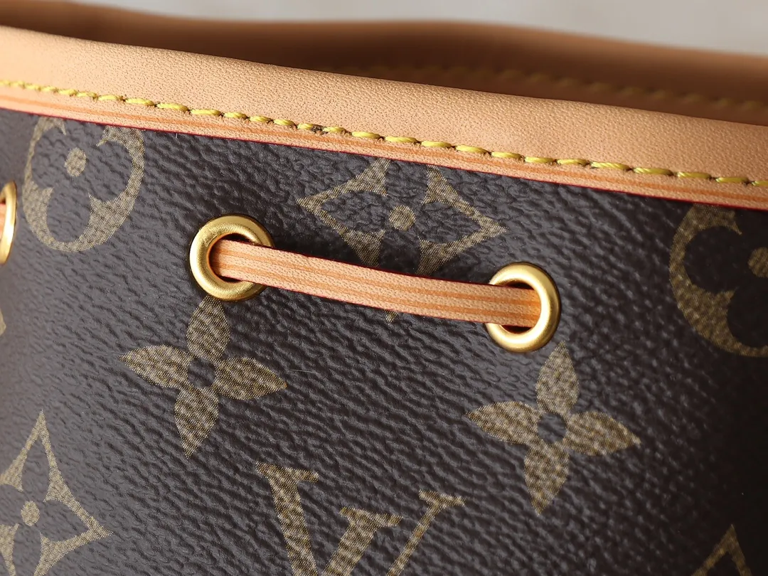 💰160💰Upgraded original M41346 Nano Noé handbag made of classic Monogram canvas exudes the ultimate femininity and is ideal for carrying daily necessities. A mini version of the original Noé bag, this bag is exquisitely stitched and extremely lightweight, easily holding your smartphone, credit cards and keys. Dimensions: 13 x 16 x 10 cm