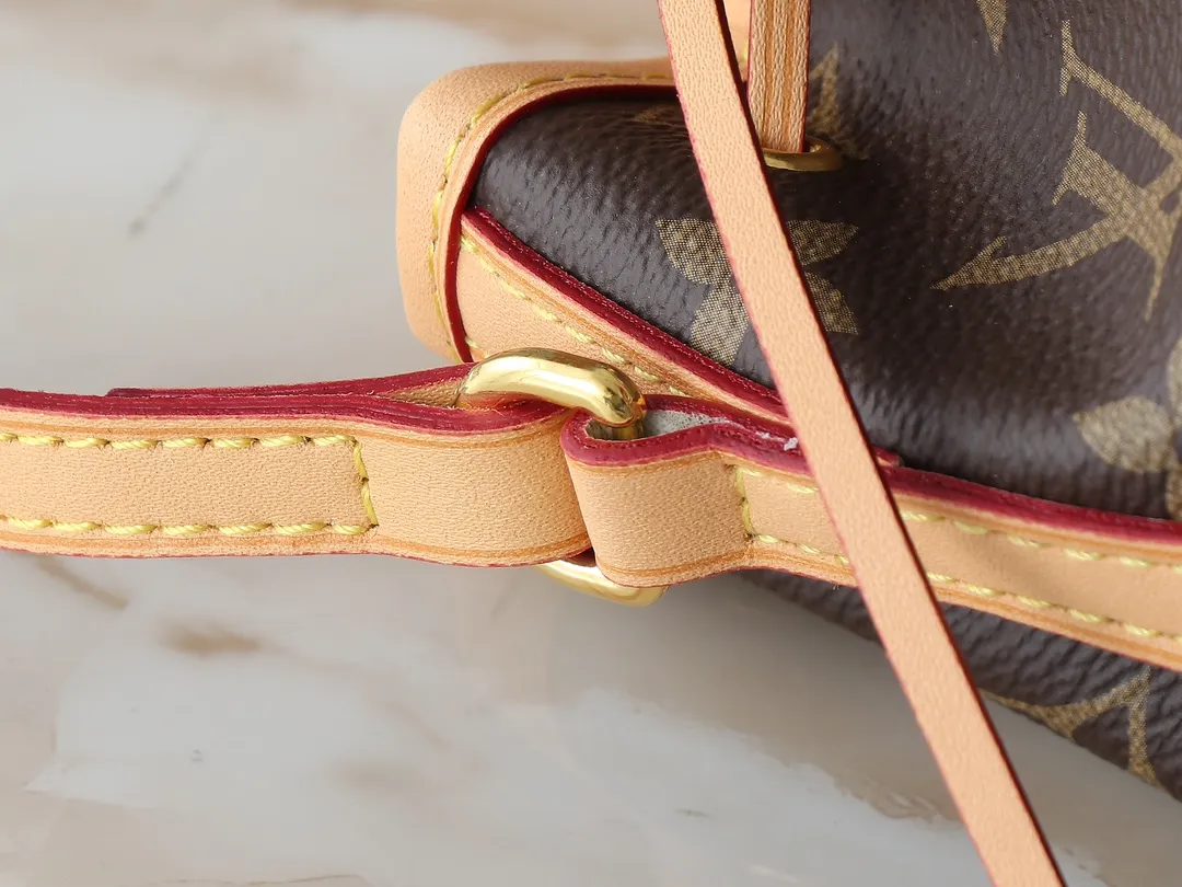 💰160💰Upgraded original M41346 Nano Noé handbag made of classic Monogram canvas exudes the ultimate femininity and is ideal for carrying daily necessities. A mini version of the original Noé bag, this bag is exquisitely stitched and extremely lightweight, easily holding your smartphone, credit cards and keys. Dimensions: 13 x 16 x 10 cm
