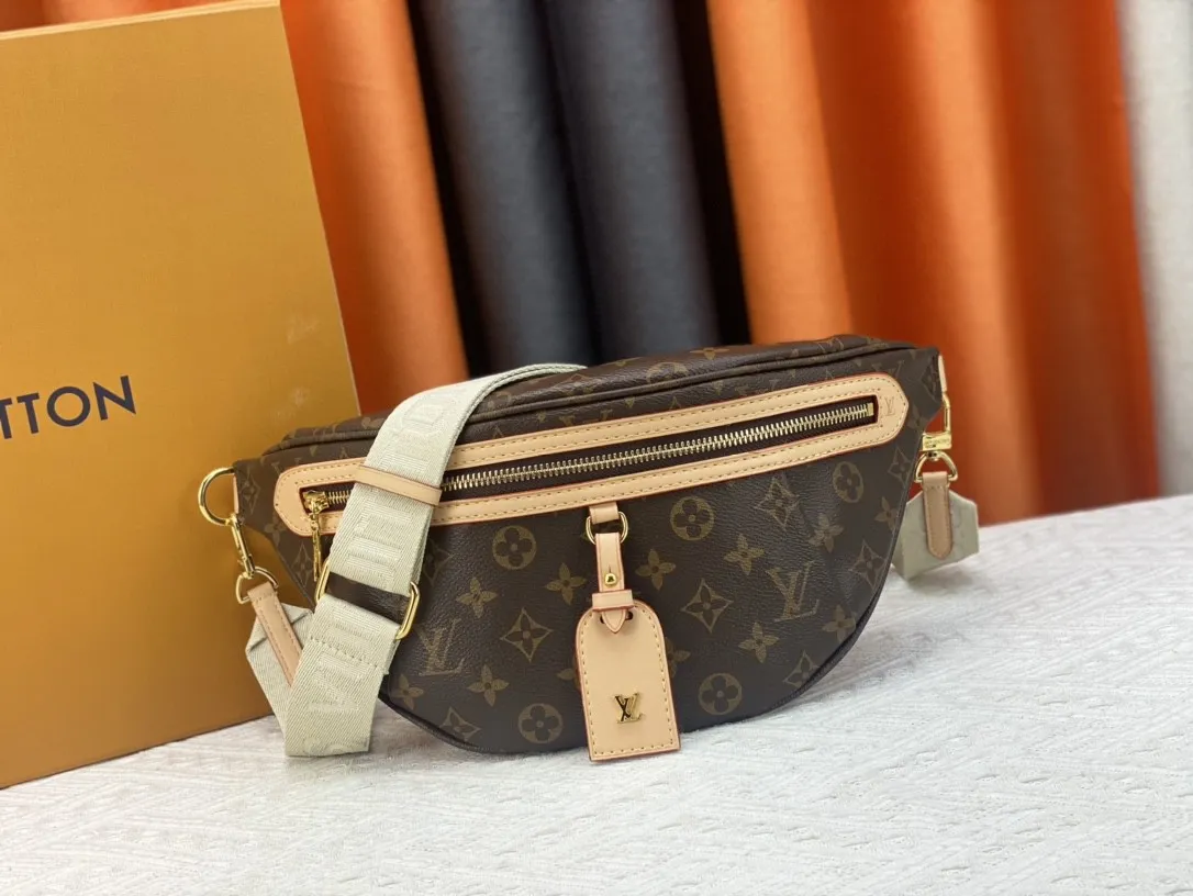 P200 New waist bag Guangzhou product M46784 M43644 BUMBAG The waist bag is made of classic Monogram canvas and decorated with "Louis Vuitton Paris" leather patch. This waist bag can add a pure fashionable and casual temperament to the sports look. It can be used as a waist bag, or can be worn on one shoulder or across the body, making it more fashionable. size 37x 14x 13cm
