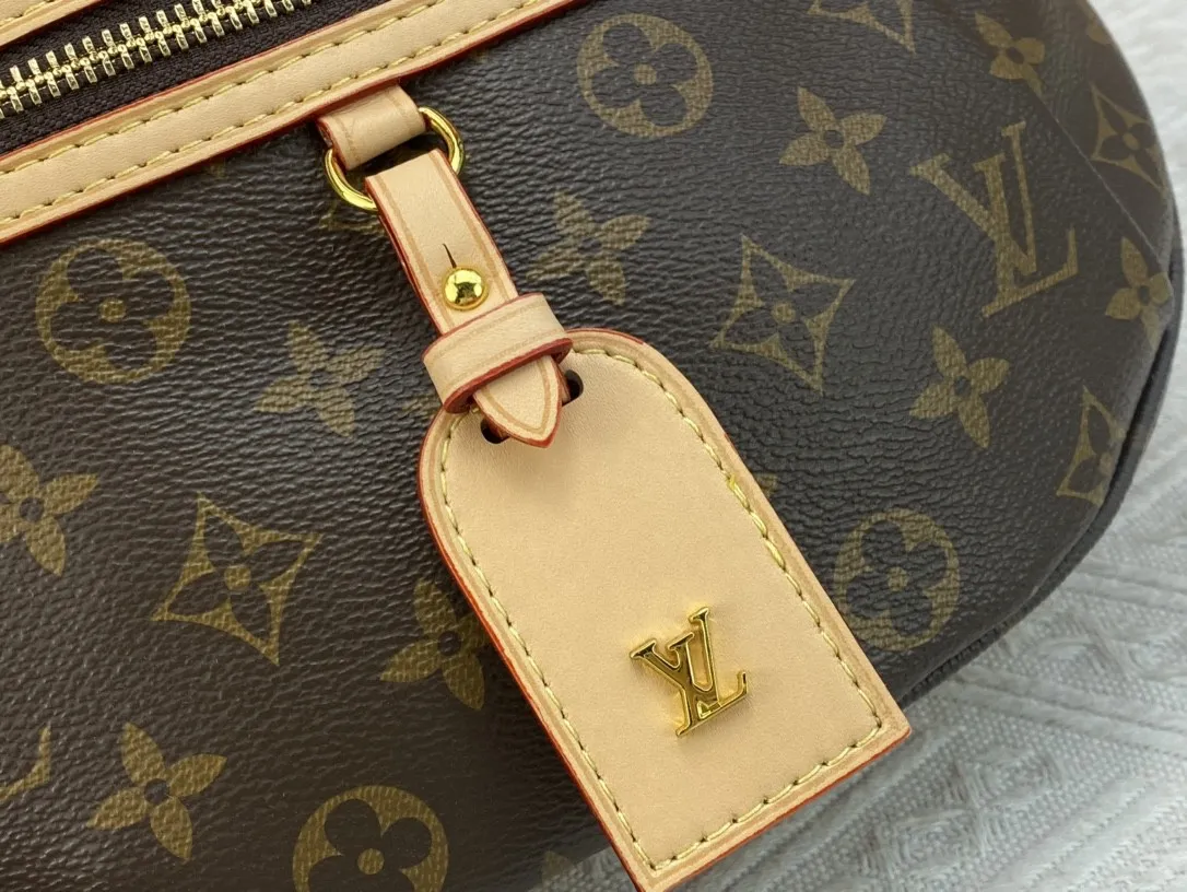 P200 New waist bag Guangzhou product M46784 M43644 BUMBAG The waist bag is made of classic Monogram canvas and decorated with "Louis Vuitton Paris" leather patch. This waist bag can add a pure fashionable and casual temperament to the sports look. It can be used as a waist bag, or can be worn on one shoulder or across the body, making it more fashionable. size 37x 14x 13cm