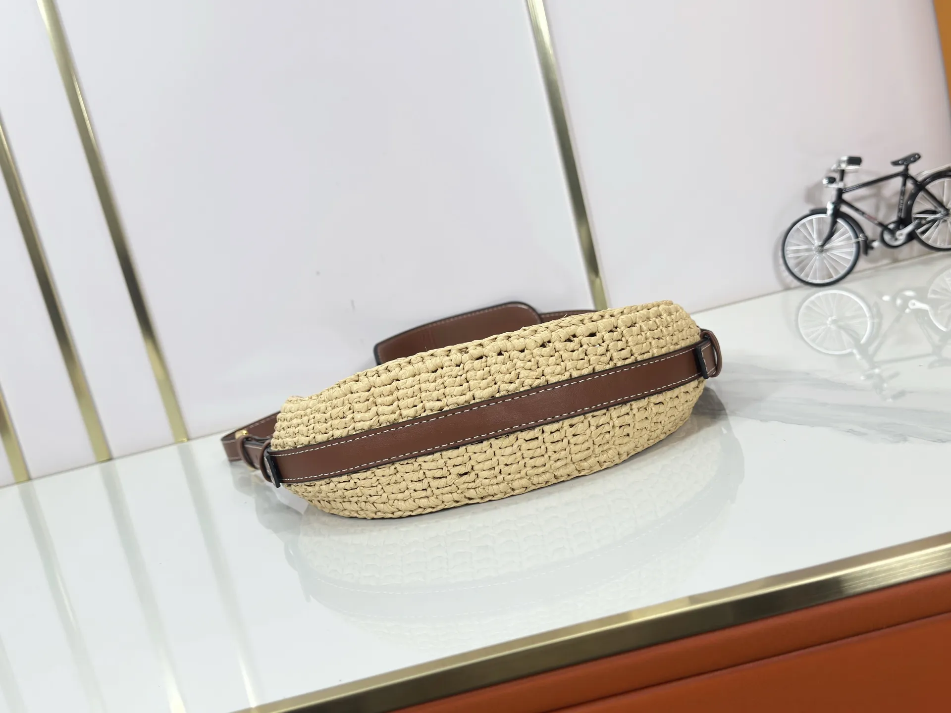 P300 Top Original Dynamic Chip M24811 This Croissant medium handbag is made from raffia crocheted by Madagascar craftsmen, with soft cowhide leather trim and Louis Vuitton Paris leather patches. The detachable shoulder strap is adjustable on both sides for cross-body or shoulder wear. Dimensions: 25.0 x 15.0 x 5.0 cm (length x height x width)