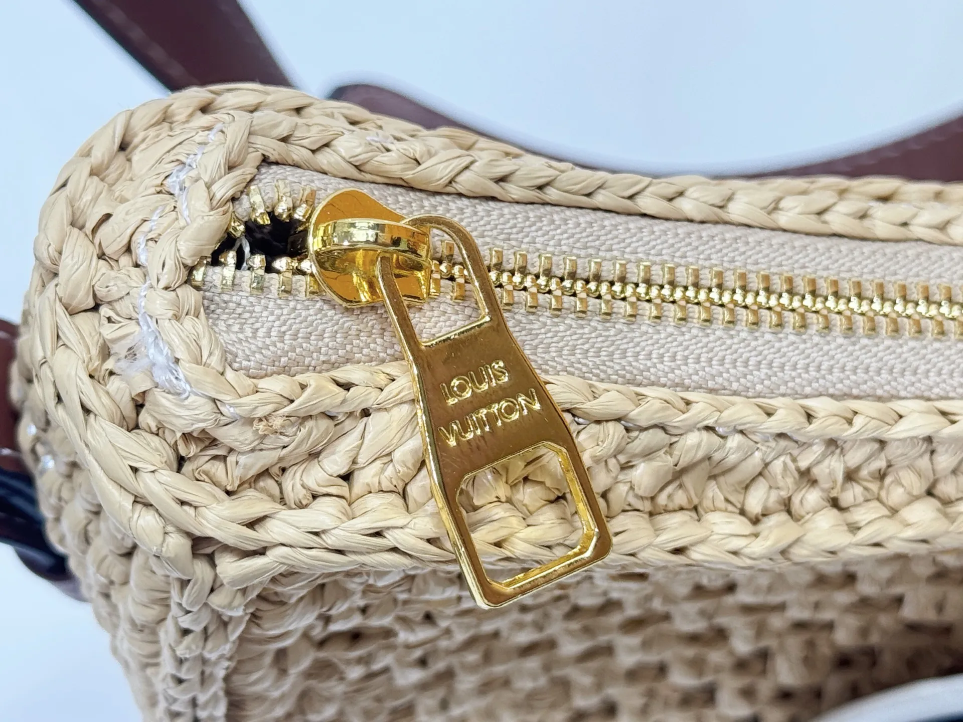 P300 Top Original Dynamic Chip M24811 This Croissant medium handbag is made from raffia crocheted by Madagascar craftsmen, with soft cowhide leather trim and Louis Vuitton Paris leather patches. The detachable shoulder strap is adjustable on both sides for cross-body or shoulder wear. Dimensions: 25.0 x 15.0 x 5.0 cm (length x height x width)