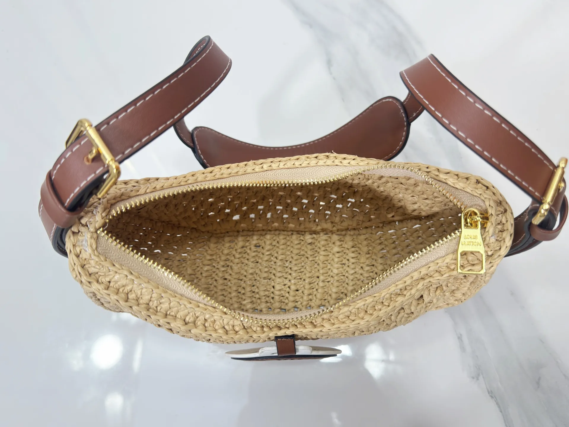 P300 Top Original Dynamic Chip M24811 This Croissant medium handbag is made from raffia crocheted by Madagascar craftsmen, with soft cowhide leather trim and Louis Vuitton Paris leather patches. The detachable shoulder strap is adjustable on both sides for cross-body or shoulder wear. Dimensions: 25.0 x 15.0 x 5.0 cm (length x height x width)
