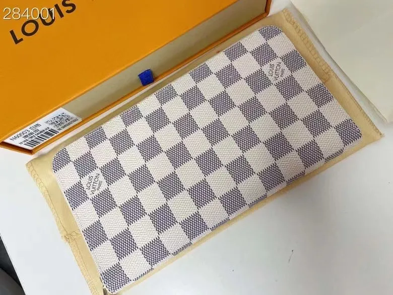P130, N60003, LV is known for its craftsmen's exquisite skills. Rare designs and special leathers combine technological innovation and classic style to highlight the presence of the Louis Vuitton world. The interior of the wallet is uniquely designed with various pockets and credit card slots. Dimensions: 21×11.5.