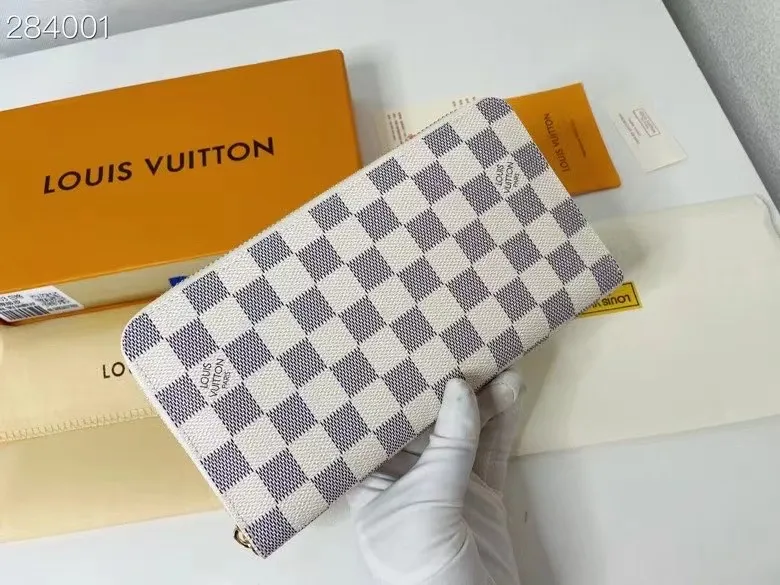P130, N60003, LV is known for its craftsmen's exquisite skills. Rare designs and special leathers combine technological innovation and classic style to highlight the presence of the Louis Vuitton world. The interior of the wallet is uniquely designed with various pockets and credit card slots. Dimensions: 21×11.5.